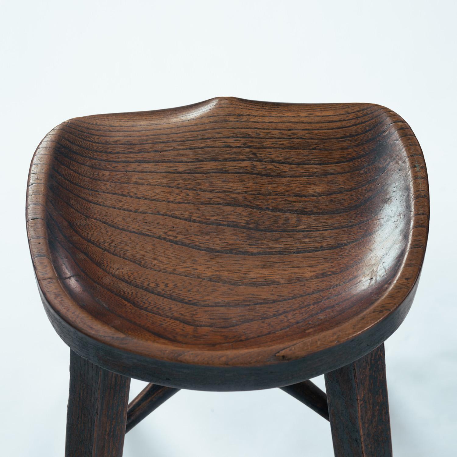 Britannique Tabourets en chêne antique, ensemble de 2 en vente