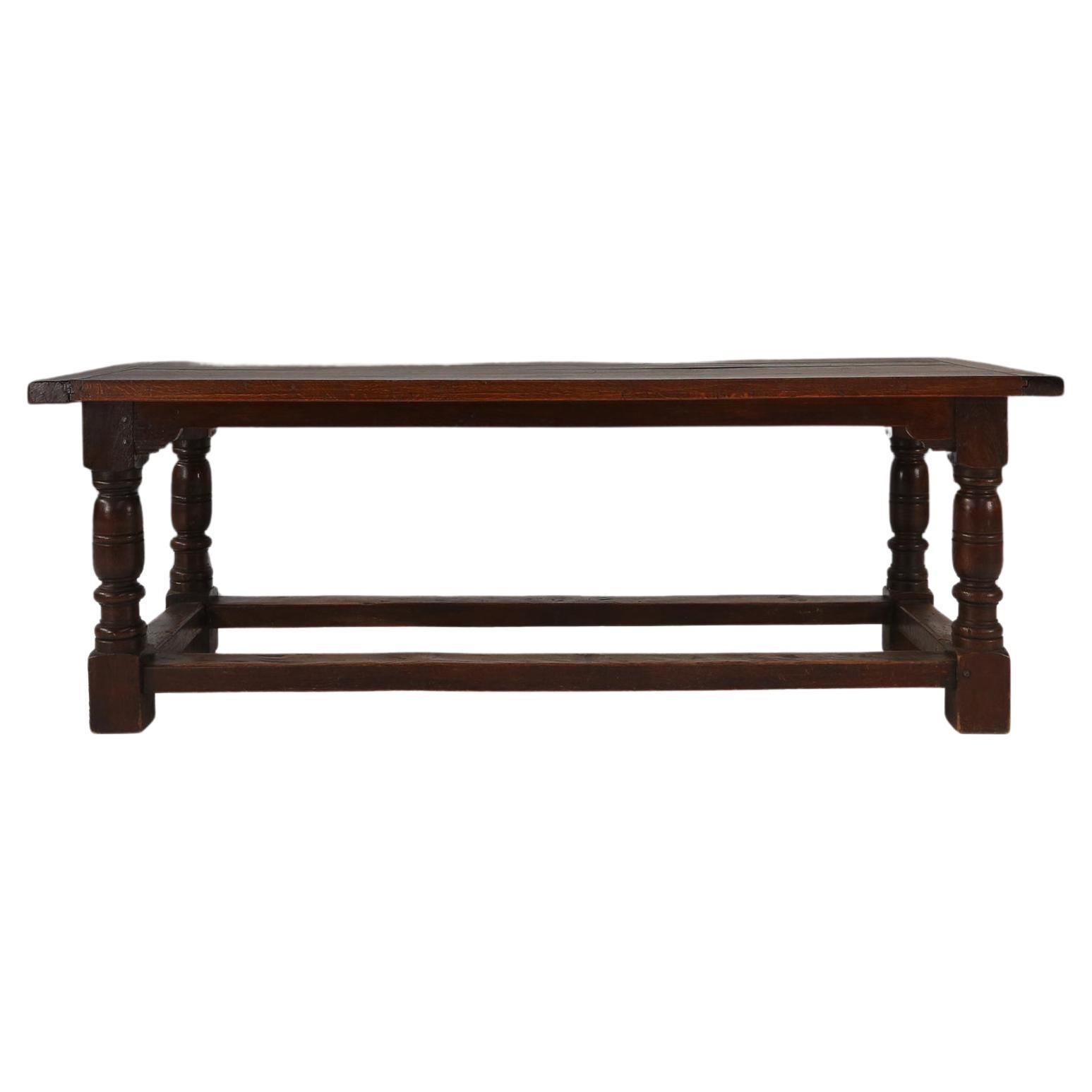 Cette table ancienne en chêne foncé rustique est le complément parfait de tout espace de vie moderne ou de tout style d'intérieur. Fabriquée avec précision et souci du détail, cette table allie fonctionnalité et beauté intemporelle. Que vous