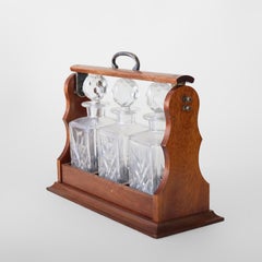 Antike Eiche Tantalus mit 3-Art Glas Spirituosen Dekanter C1920