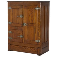 Antica ghiacciaia a tre sportelli in Oak con finitura originale C1920