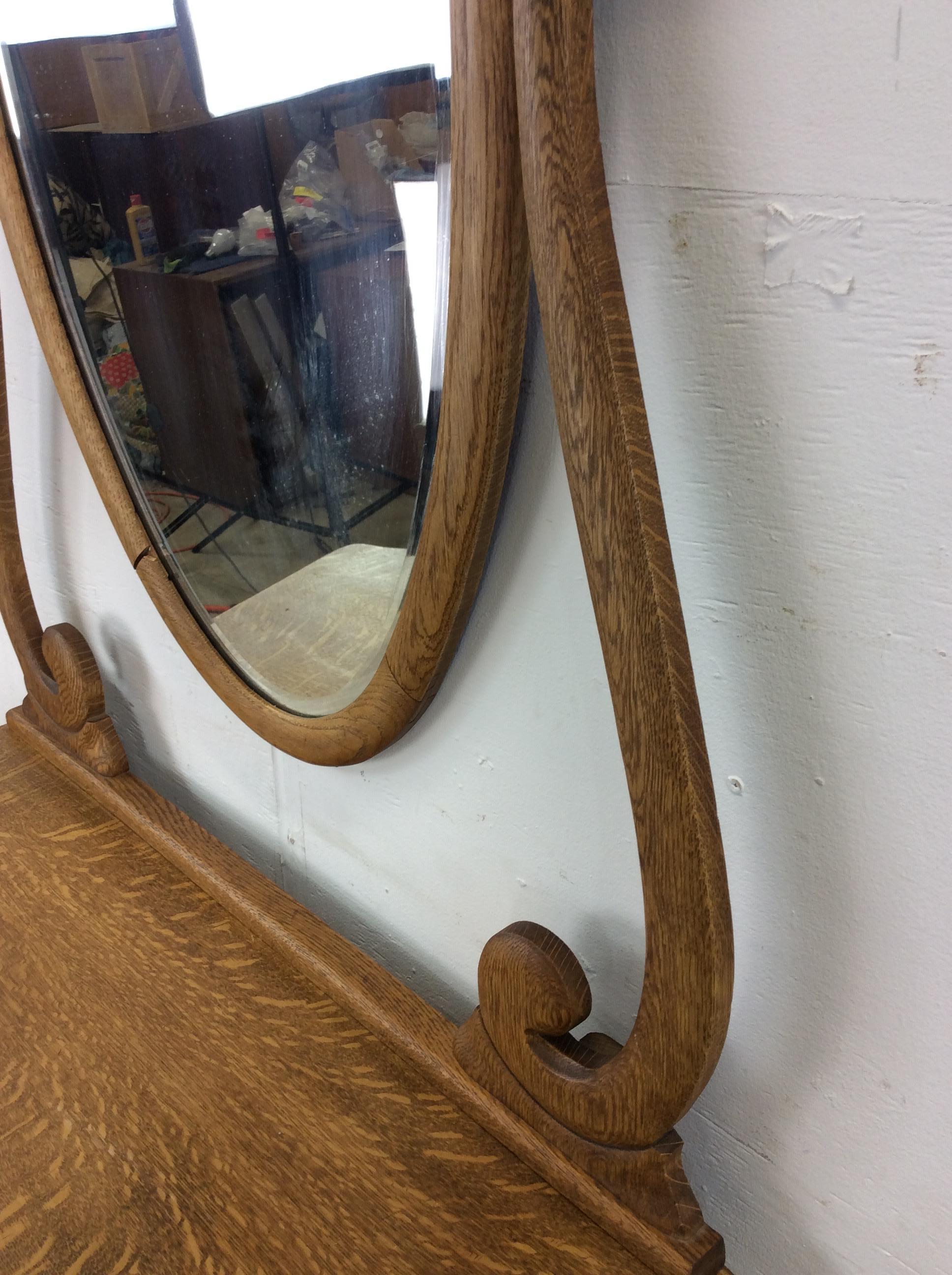 Cómoda antigua de tres cajones de roble con espejo oval montado en venta 3