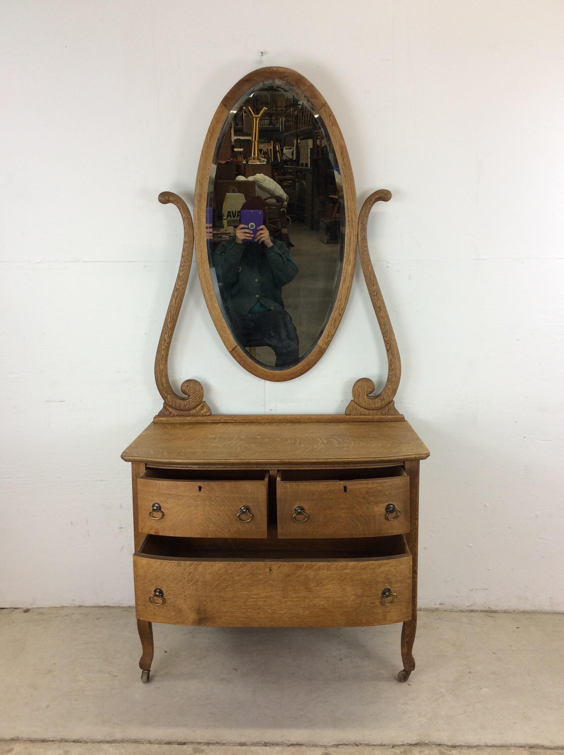 Cómoda antigua de tres cajones de roble con espejo oval montado en venta 9