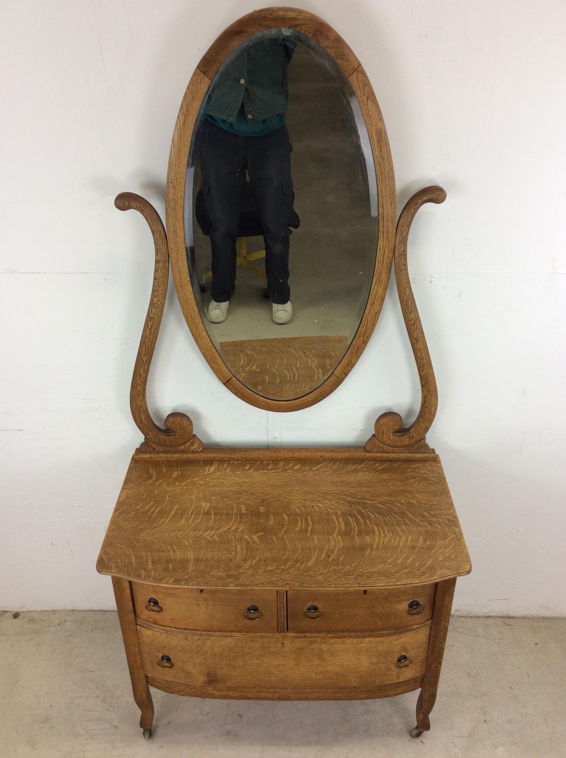 Cómoda antigua de tres cajones de roble con espejo oval montado Estadounidense en venta