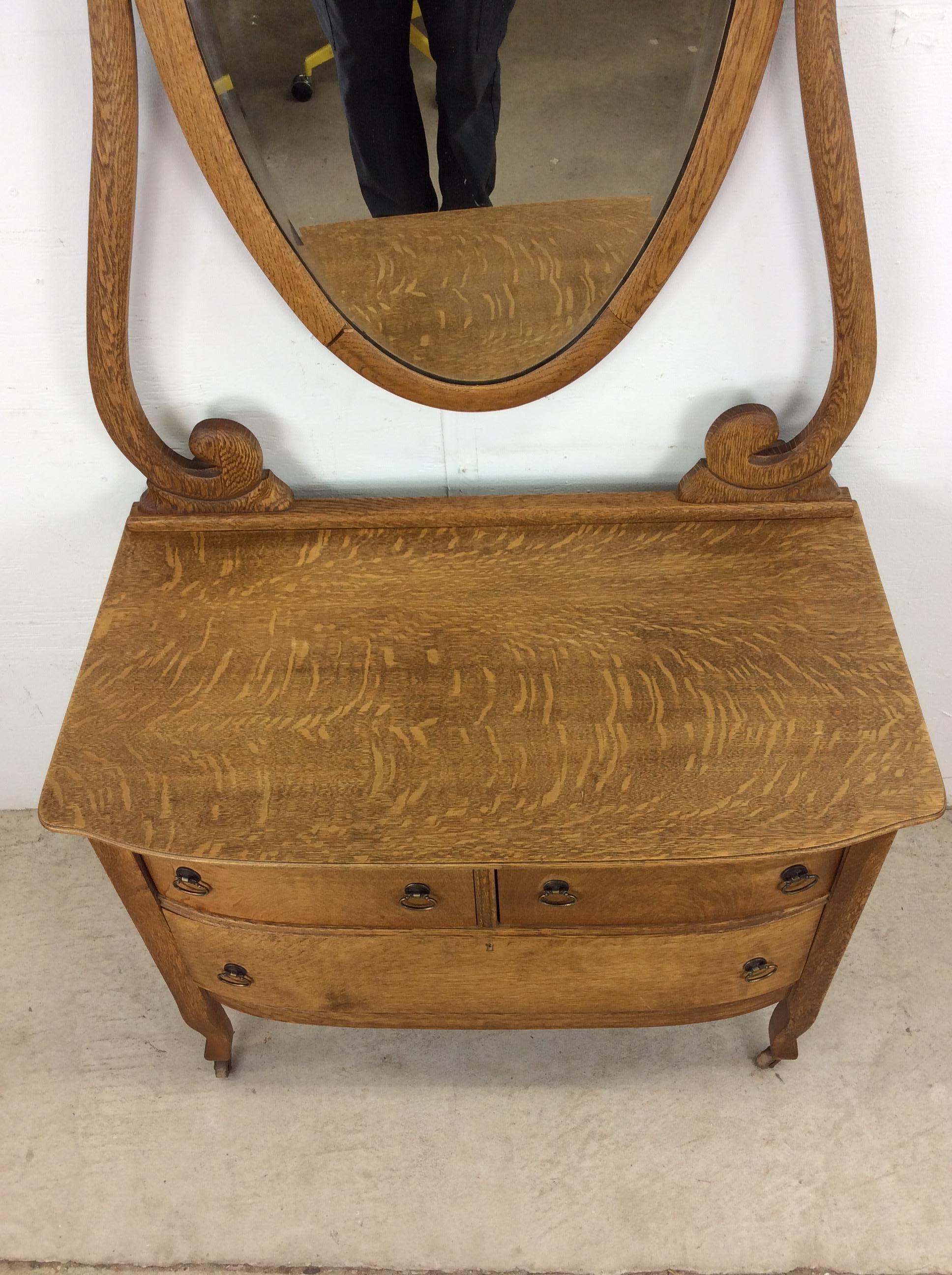 Cómoda antigua de tres cajones de roble con espejo oval montado en Bueno estado para la venta en Freehold, NJ