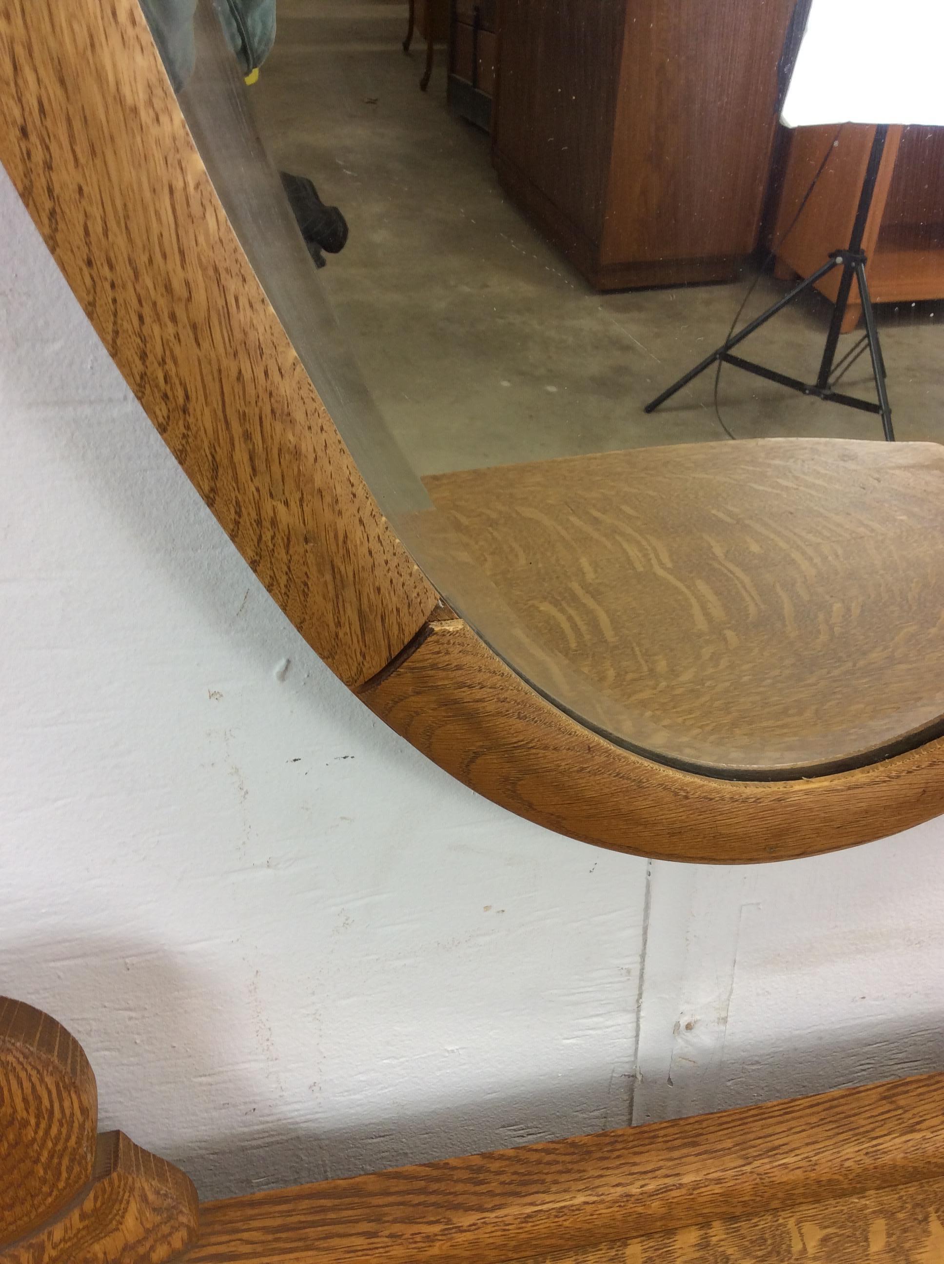 Cómoda antigua de tres cajones de roble con espejo oval montado en venta 1