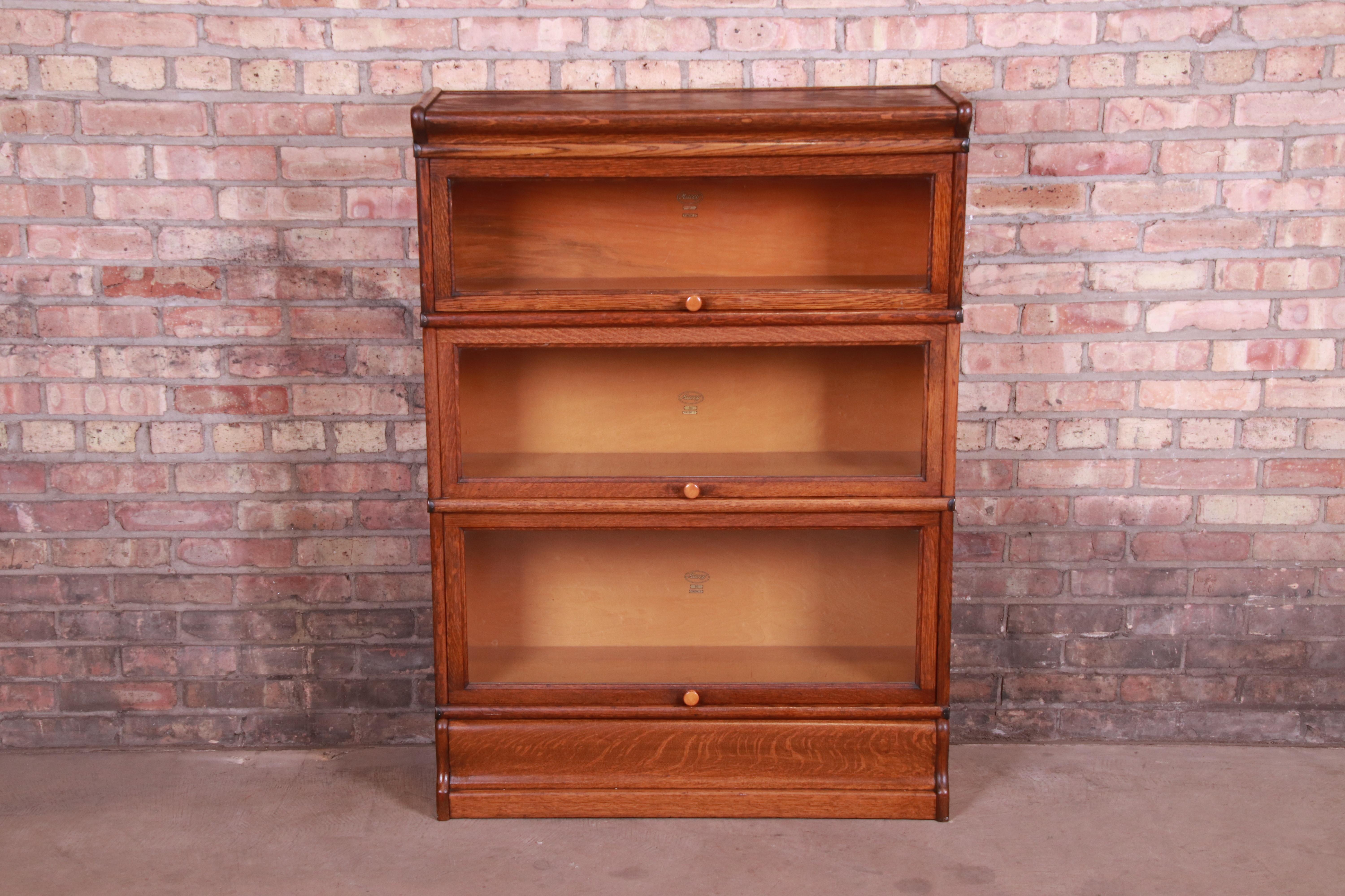 A gorgeous antique oak three-stack barrister bookcase

By Macey

USA, circa 1920s

Measures: 34