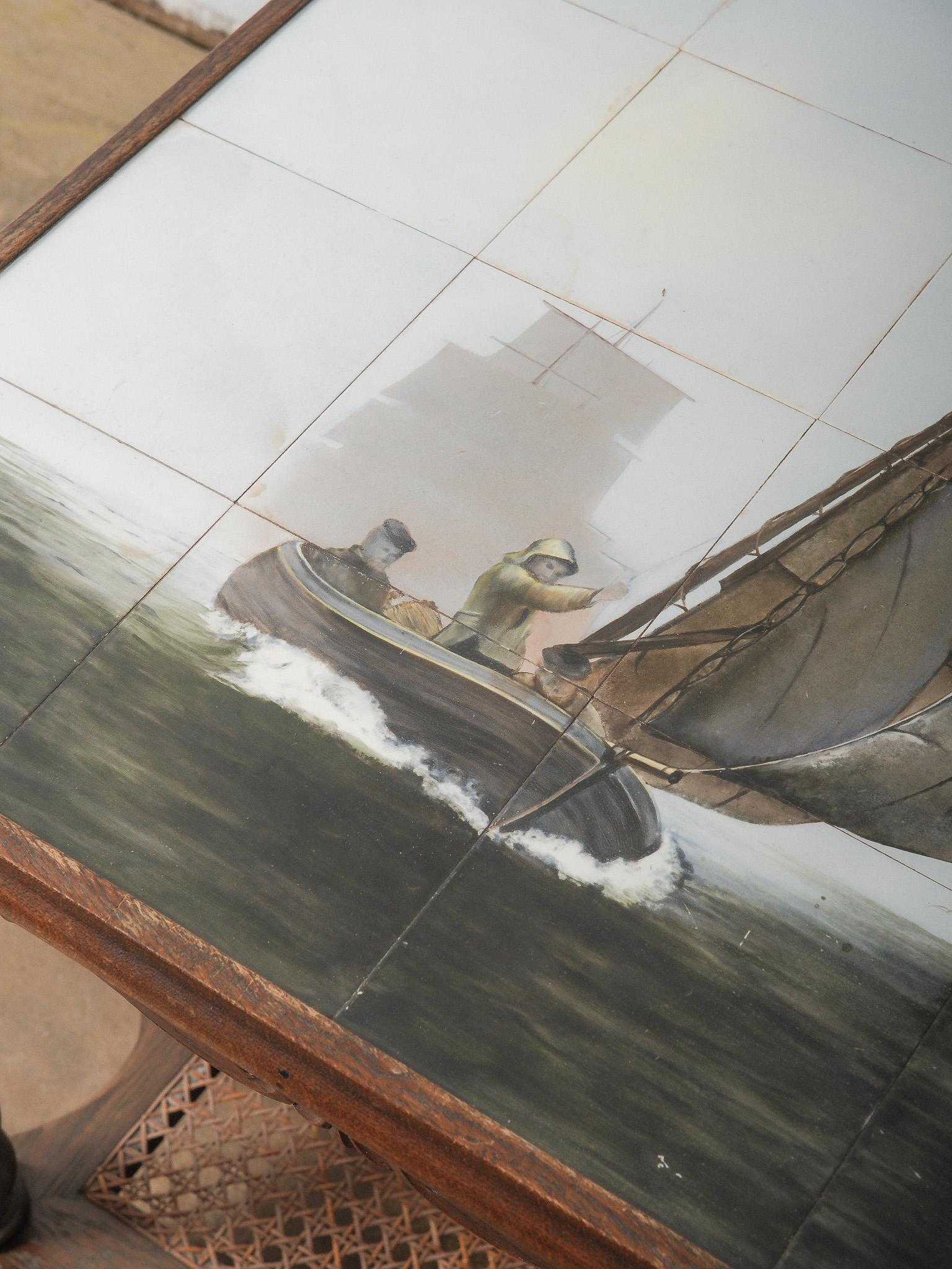 Édouardien Table d'appoint en chêne ancien à plateau carrelé avec scène nautique et pieds torsadés en orge en vente