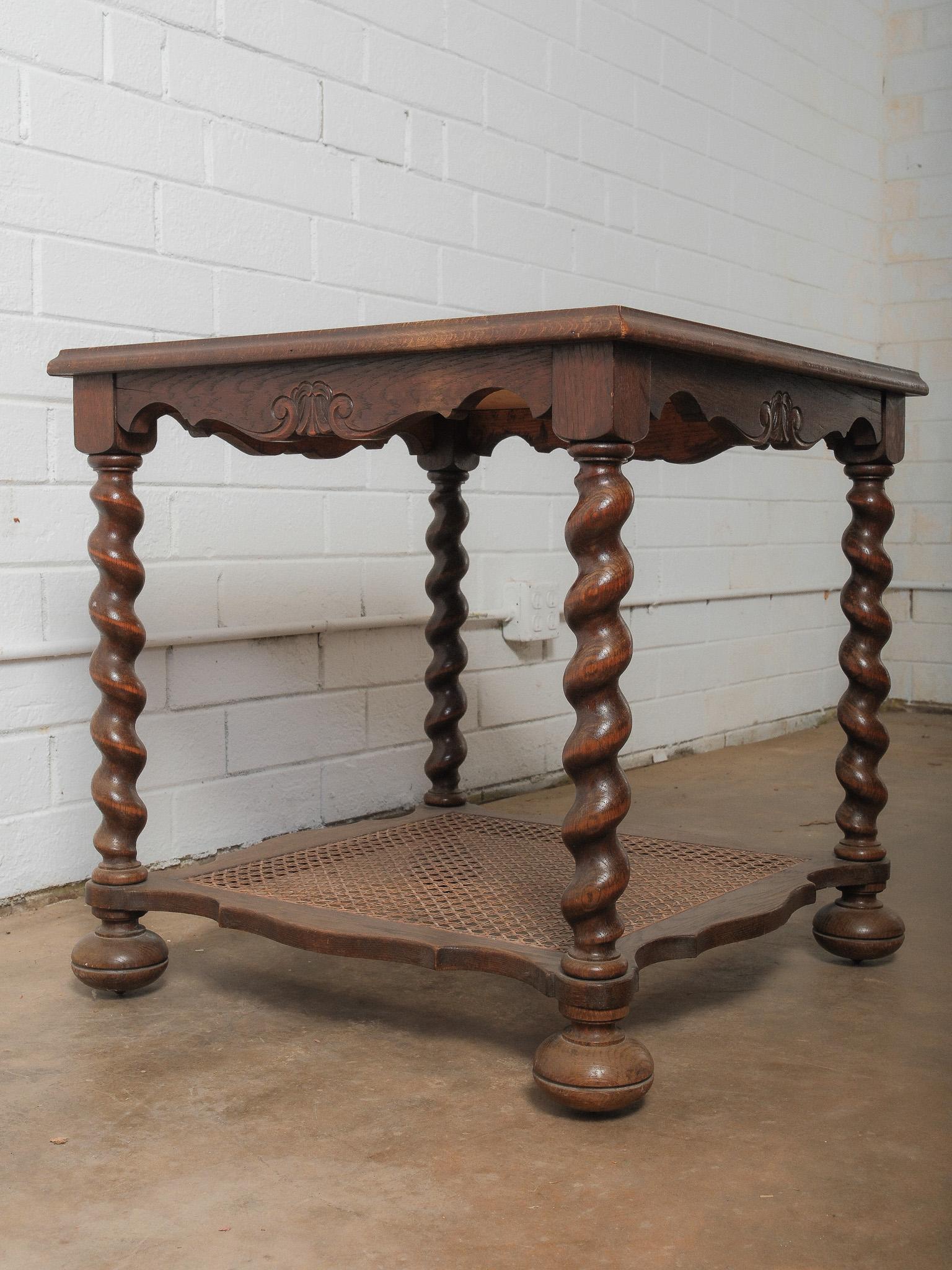 Table d'appoint en chêne ancien à plateau carrelé avec scène nautique et pieds torsadés en orge Bon état - En vente à High Point, NC