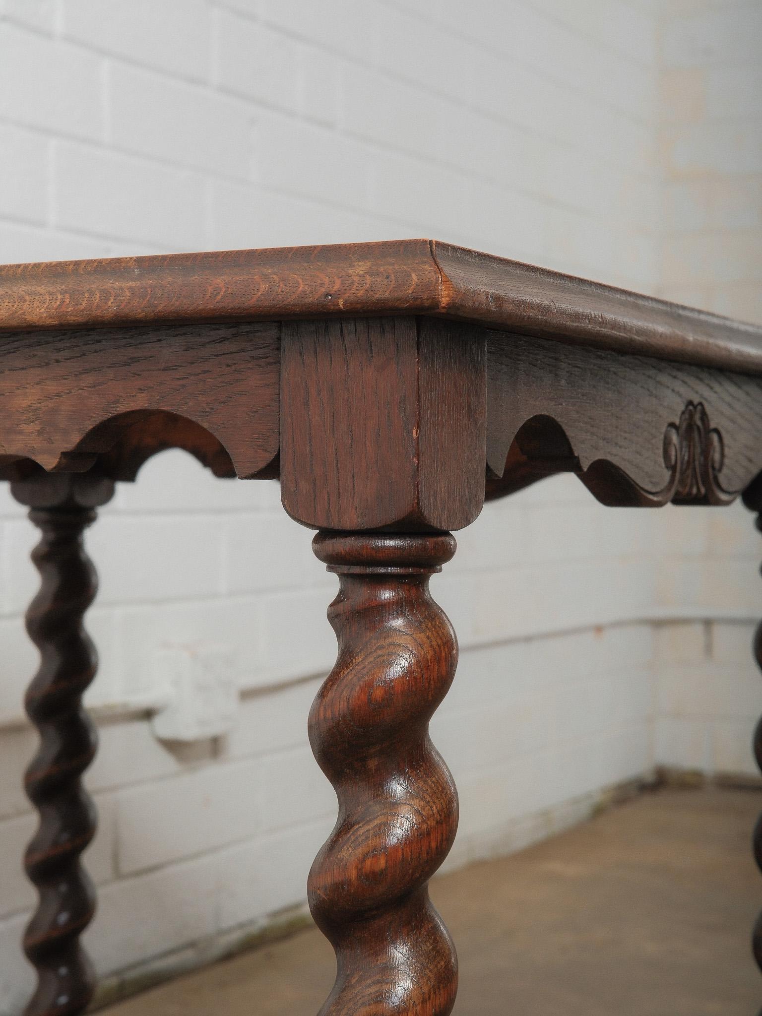 20ième siècle Table d'appoint en chêne ancien à plateau carrelé avec scène nautique et pieds torsadés en orge en vente