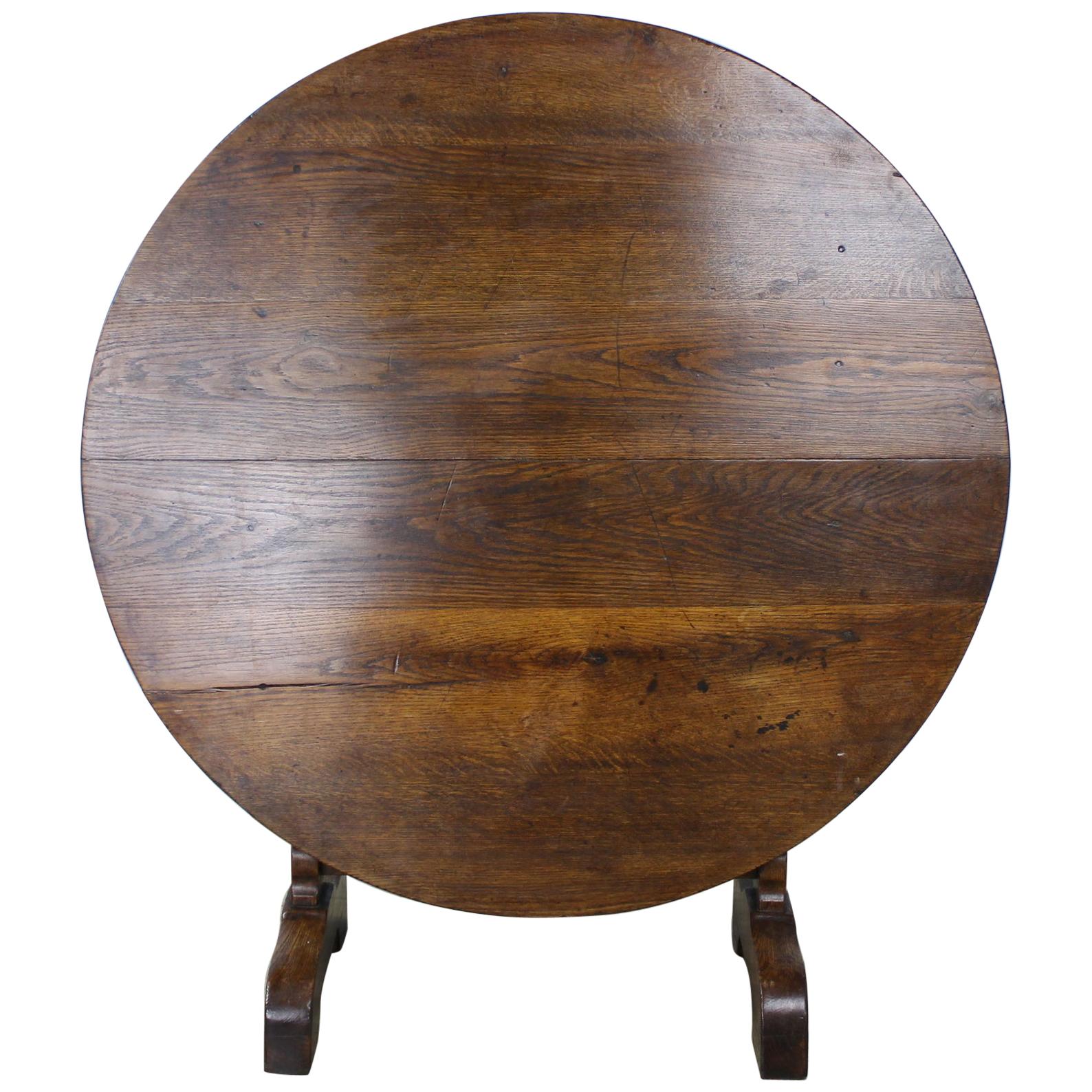 The oak graining on this very good vendange wine tasting table is quite wonderful. The thick top has a nice patinated edge. The swivel gateleg table base is easy to use and is sturdy, with a small mechanism to keep it from swinging open. The table