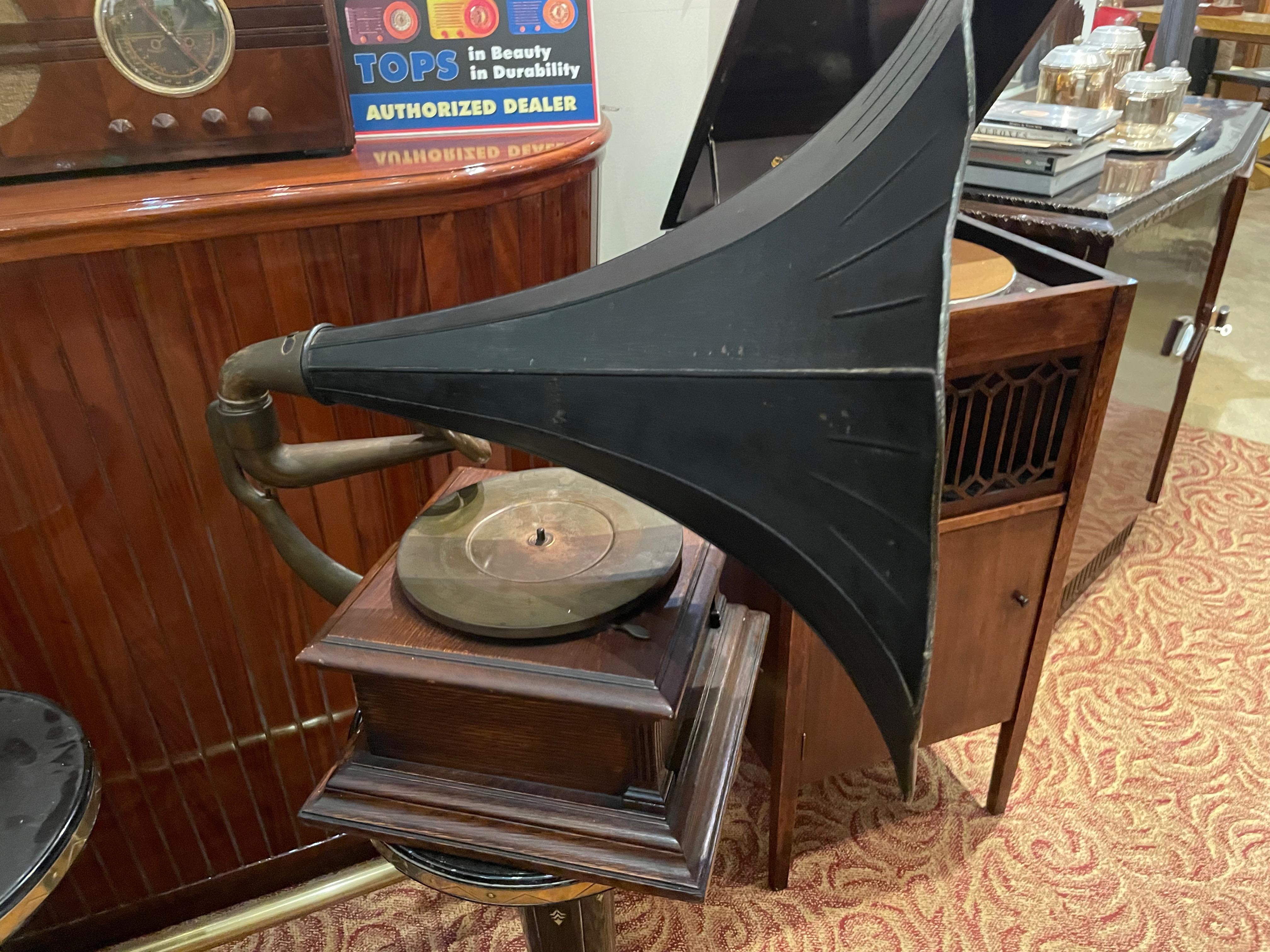 Antique Oak Victor Victor I Victrola Phonograph Talking Machine with Horn. Very good working condition with original crank and nameplate: “His Master’s Voice” made in Camden New Jersey USA. All appropriate brass matching details. Standard talking