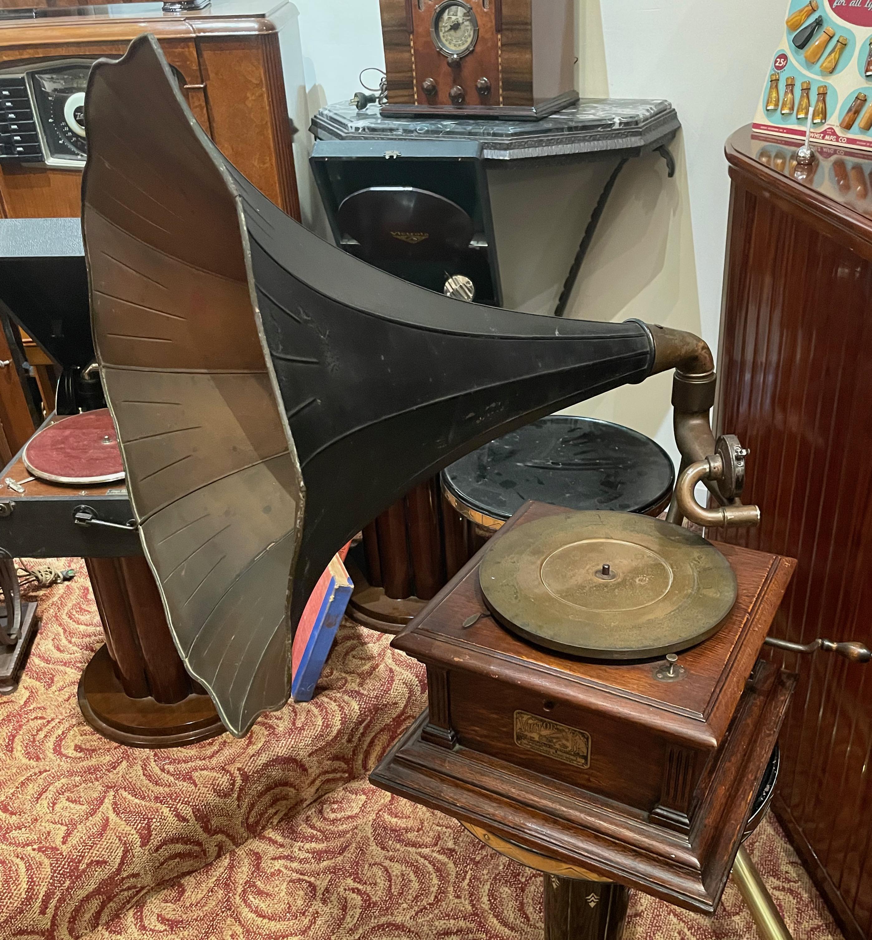 Antike Victor I Victrola Phonograph-Tischmaschine aus Eiche mit Horn (Art nouveau) im Angebot