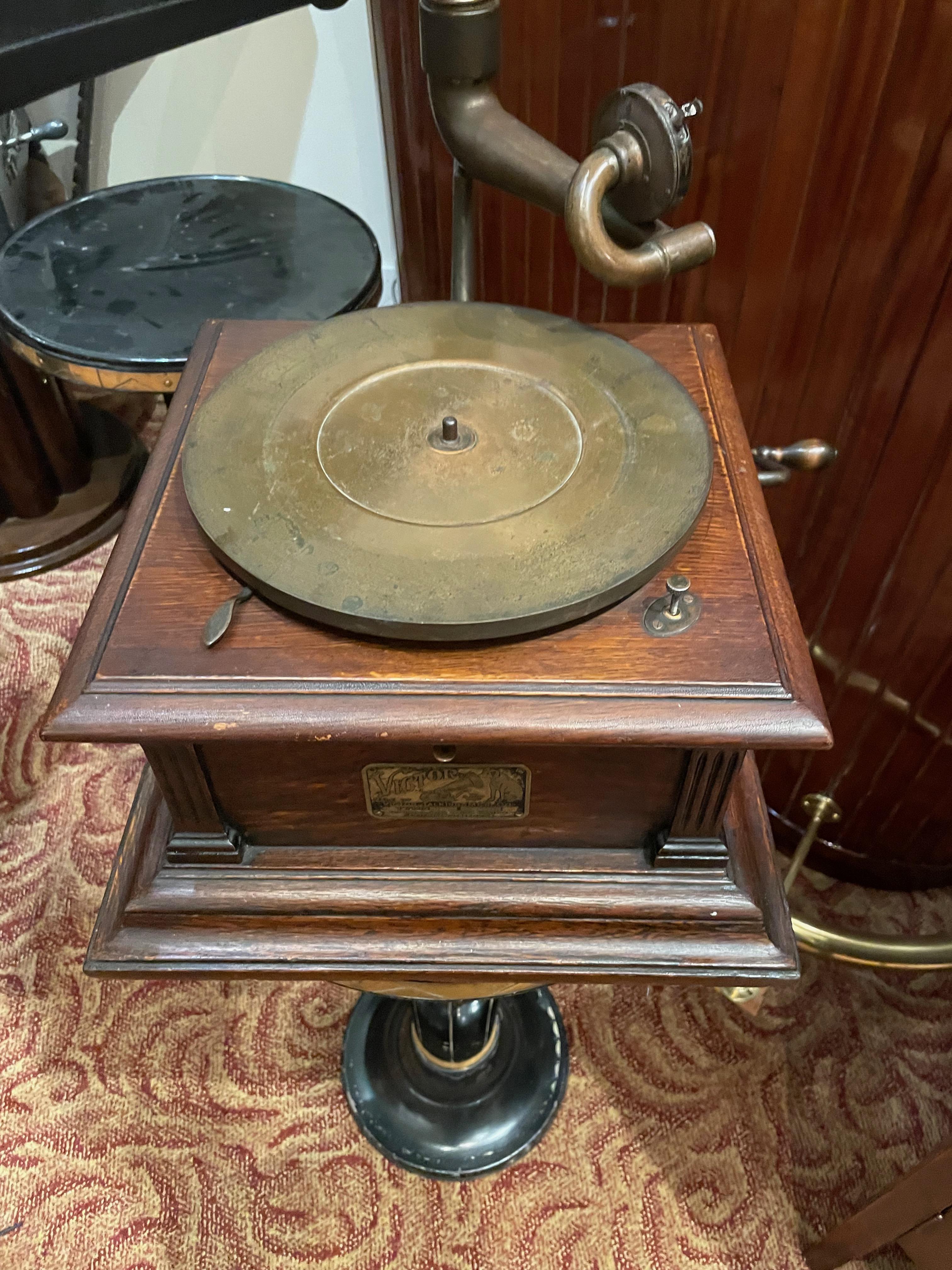Antike Victor I Victrola Phonograph-Tischmaschine aus Eiche mit Horn im Zustand „Relativ gut“ im Angebot in Oakland, CA