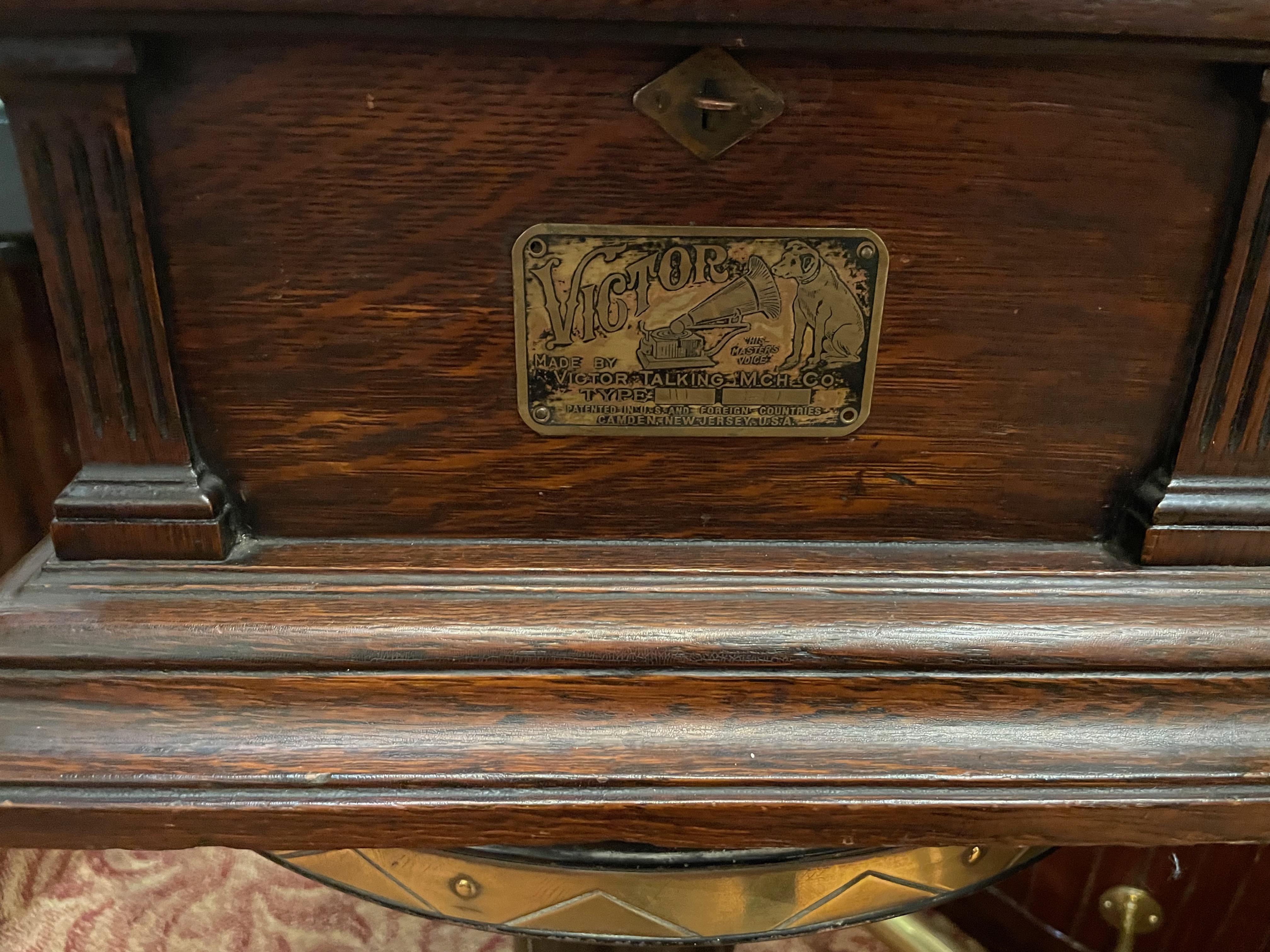 Antike Victor I Victrola Phonograph-Tischmaschine aus Eiche mit Horn (Frühes 20. Jahrhundert) im Angebot