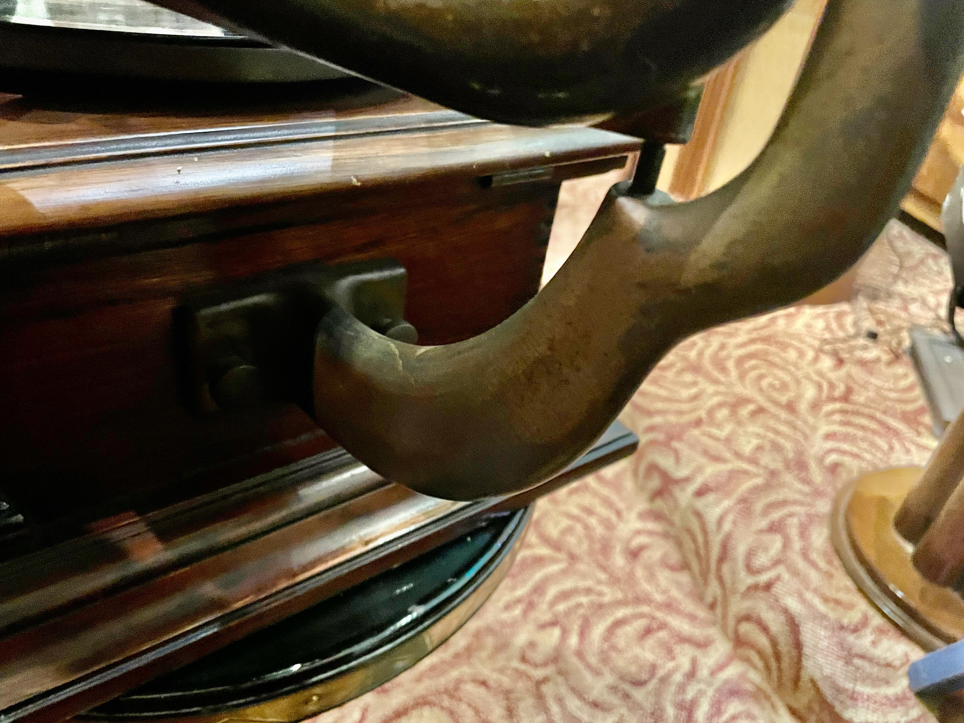 Antike Victor I Victrola Phonograph-Tischmaschine aus Eiche mit Horn im Angebot 1