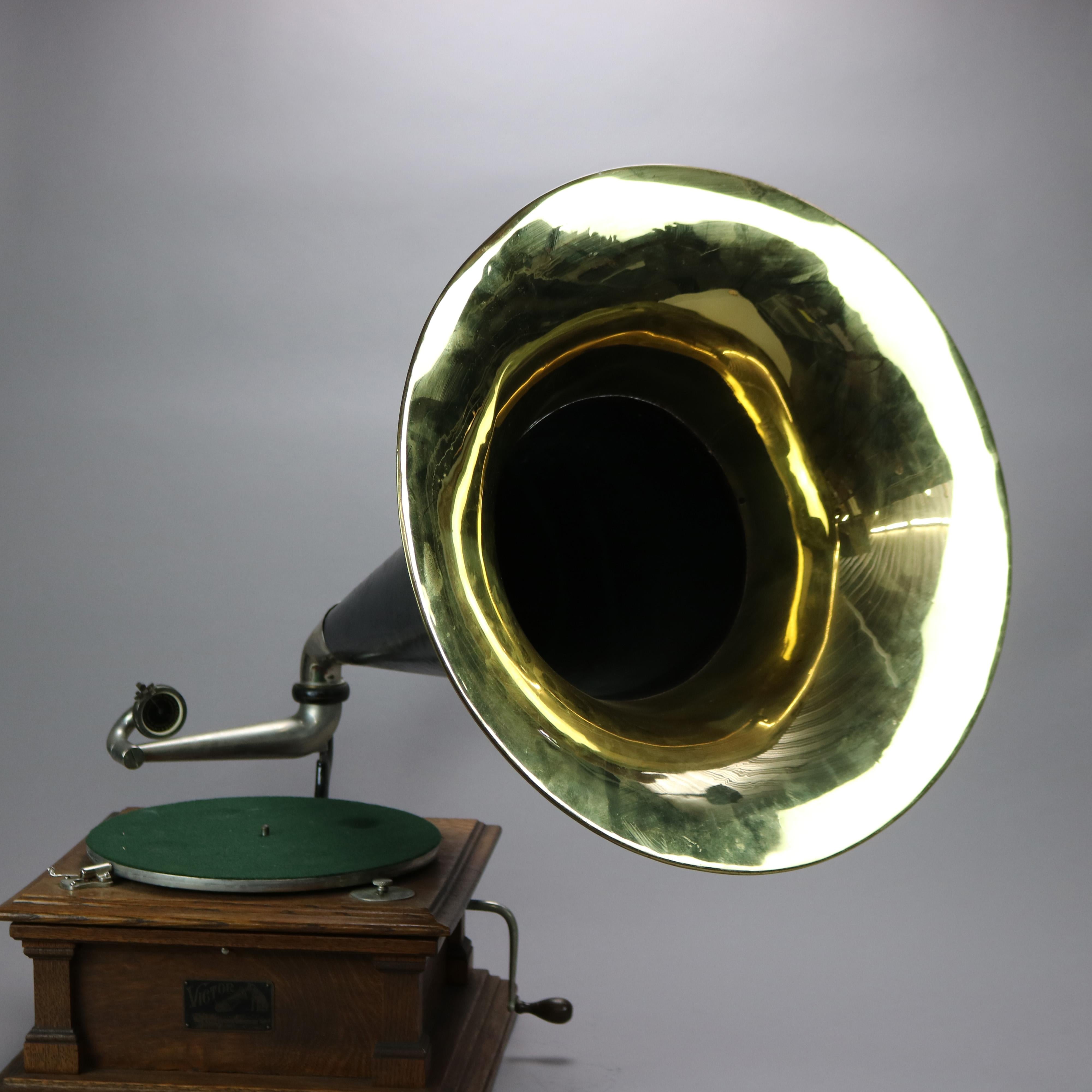 Antique Oak Victor V (Model Five) Phonograph with Brass Bell Horn c1900 In Good Condition In Big Flats, NY