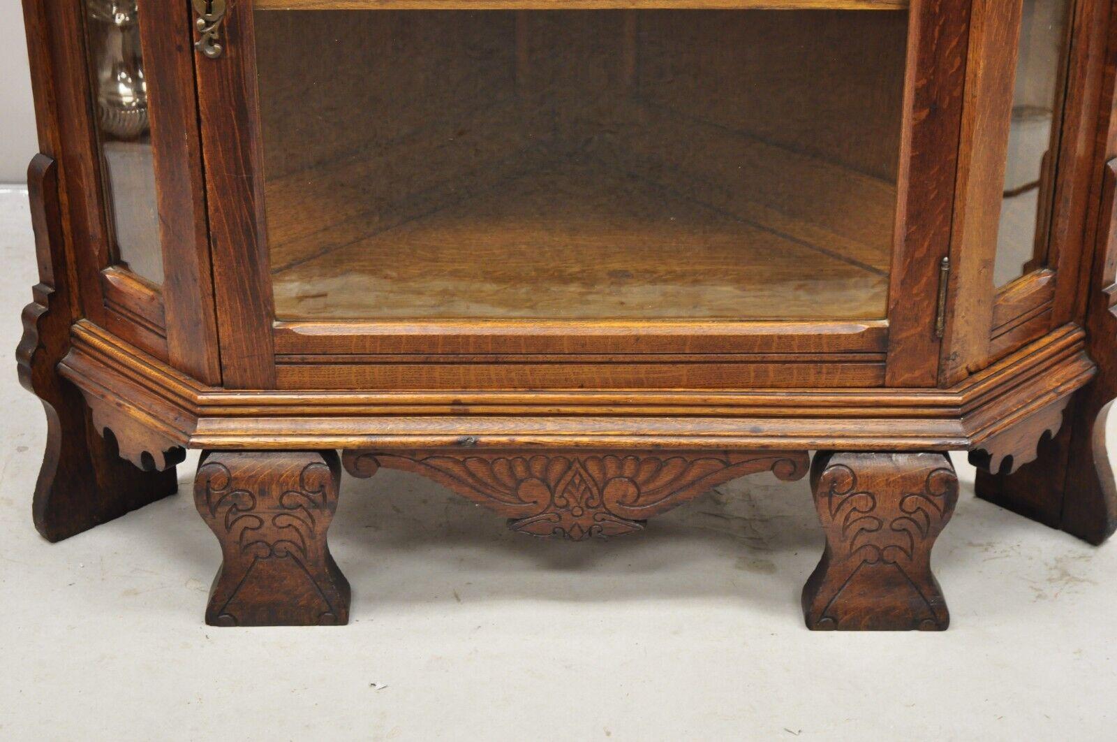 Verre Antique armoire d'angle victorienne en chêne avec porte en verre sculptée Curio Corner China Cabinet en vente