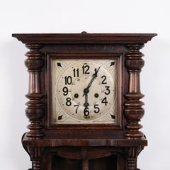 Reloj de pared antiguo de roble con detalles tallados de la década de 1920