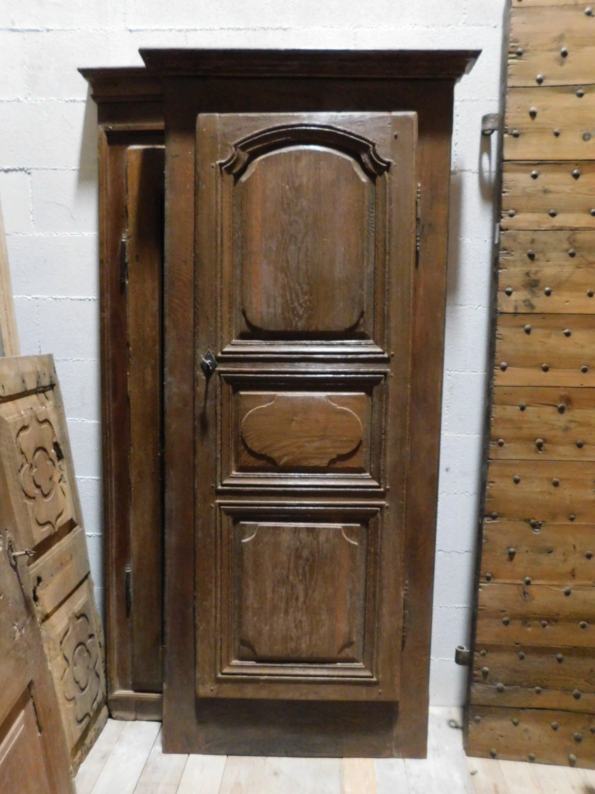 Antique oak wall placard, single door built-in wardrobe with carved panels and original uprights, built for a closet and built-in wardrobe of an 18th century Italian house.
maximum size with frame H 204 cm x W 92 cm, external sides 82 cm wide,
