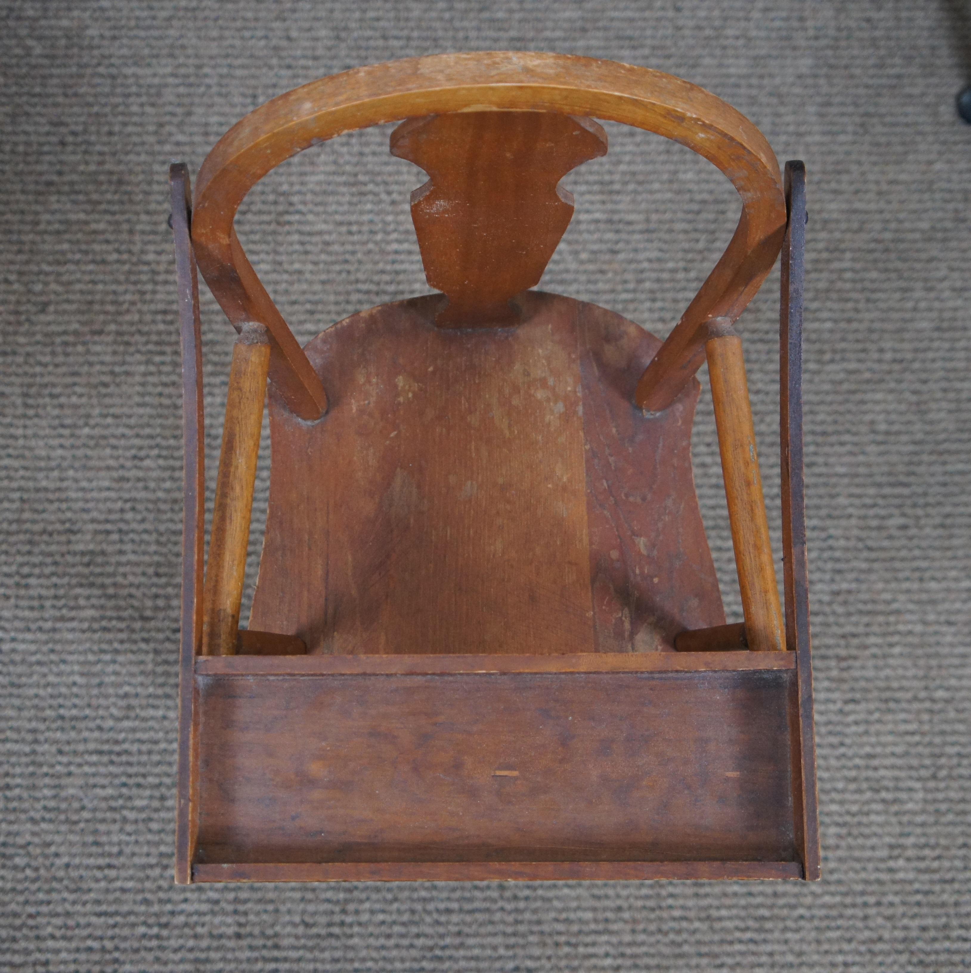 Antiker Kinder-Doll-Stuhl aus Eichenholz mit Swing-Tablett, 26 im Zustand „Gut“ im Angebot in Dayton, OH