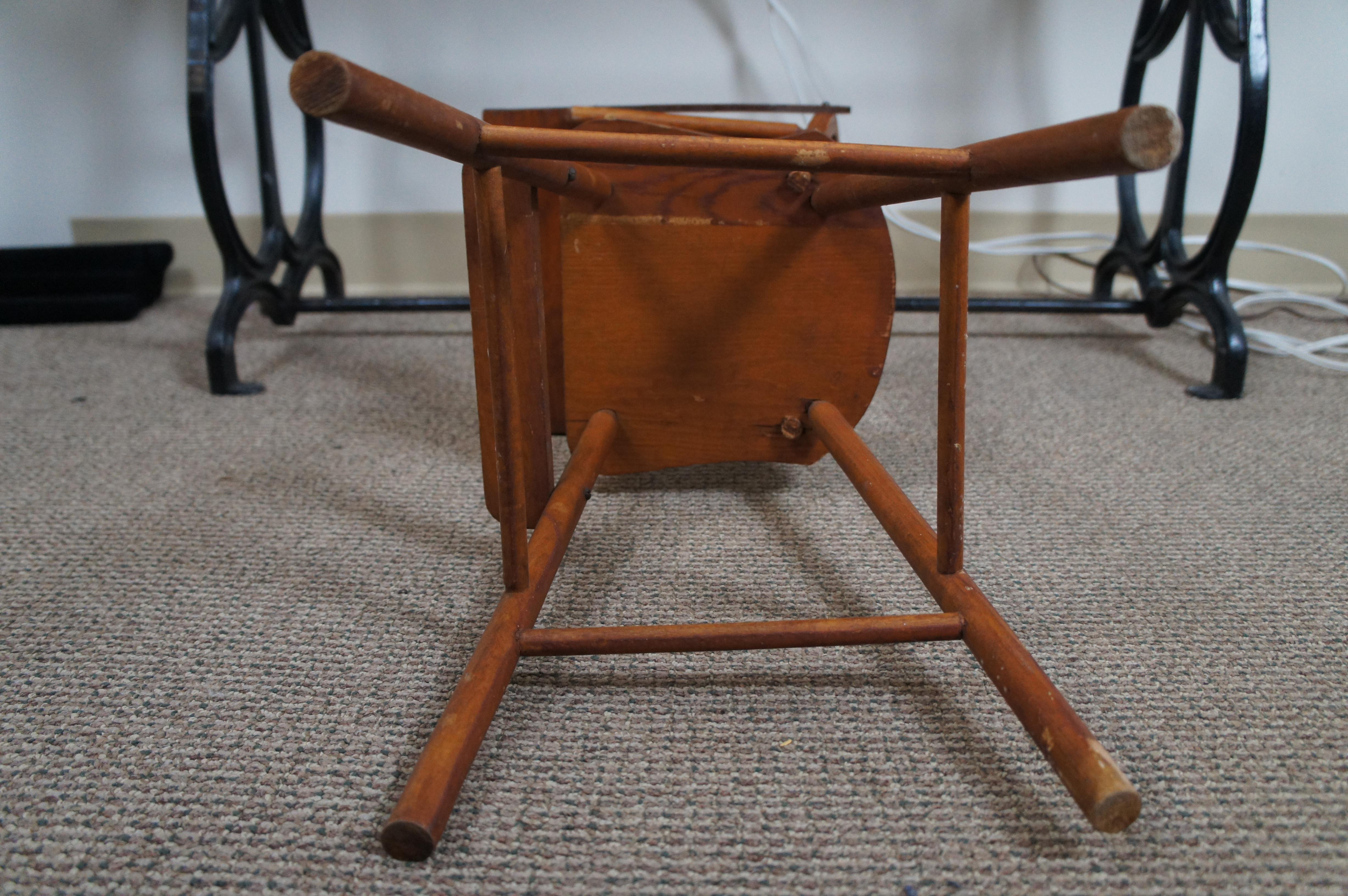 Antiker Kinder-Doll-Stuhl aus Eichenholz mit Swing-Tablett, 26 im Angebot 3