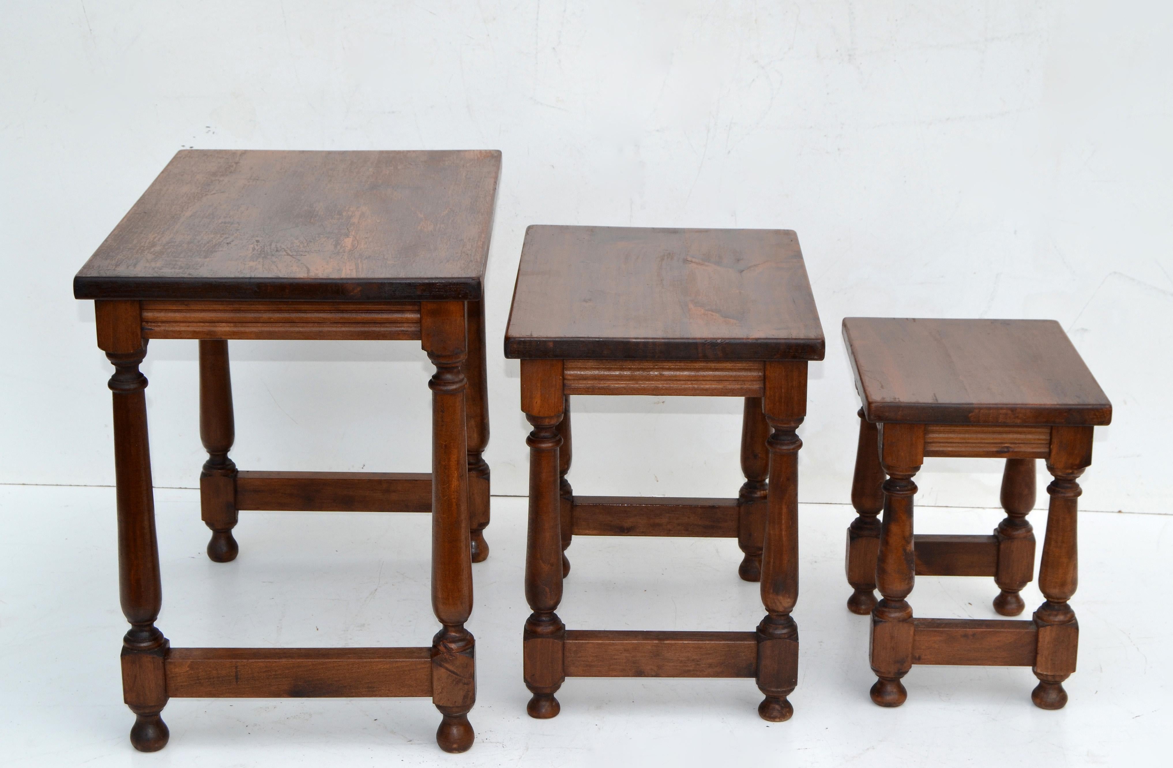 Antique Oakwood Set of 3 Nesting Tables Turned Legs, Stacking Tables, France In Good Condition For Sale In Miami, FL