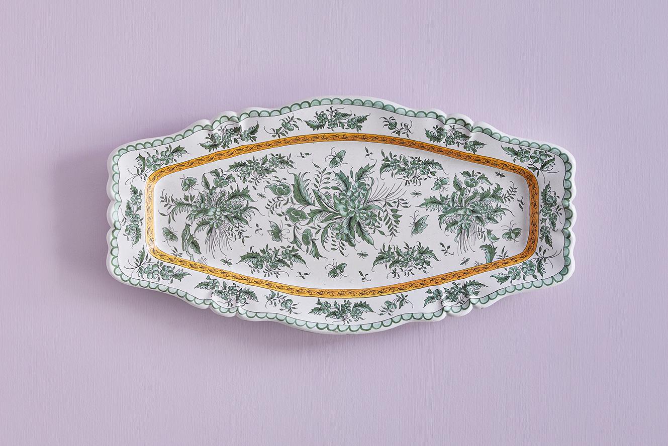 France, 19th Century.

Large ceramic platter from Moustier.

Measures: L 67 x W 34 x H 5 cm.
 