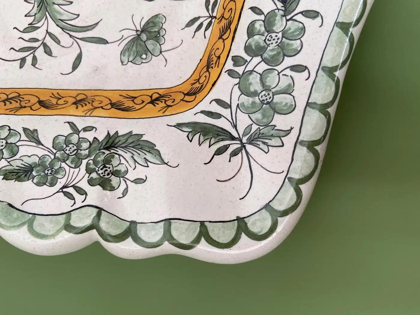 Antike längliche Keramik-Wandplatte in Weiß und Grün, Frankreich, 19. Jahrhundert im Angebot 1