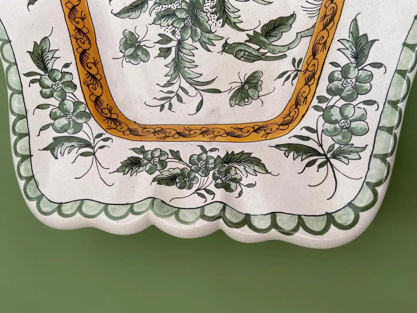 Antike längliche Keramik-Wandplatte in Weiß und Grün, Frankreich, 19. Jahrhundert im Angebot 3