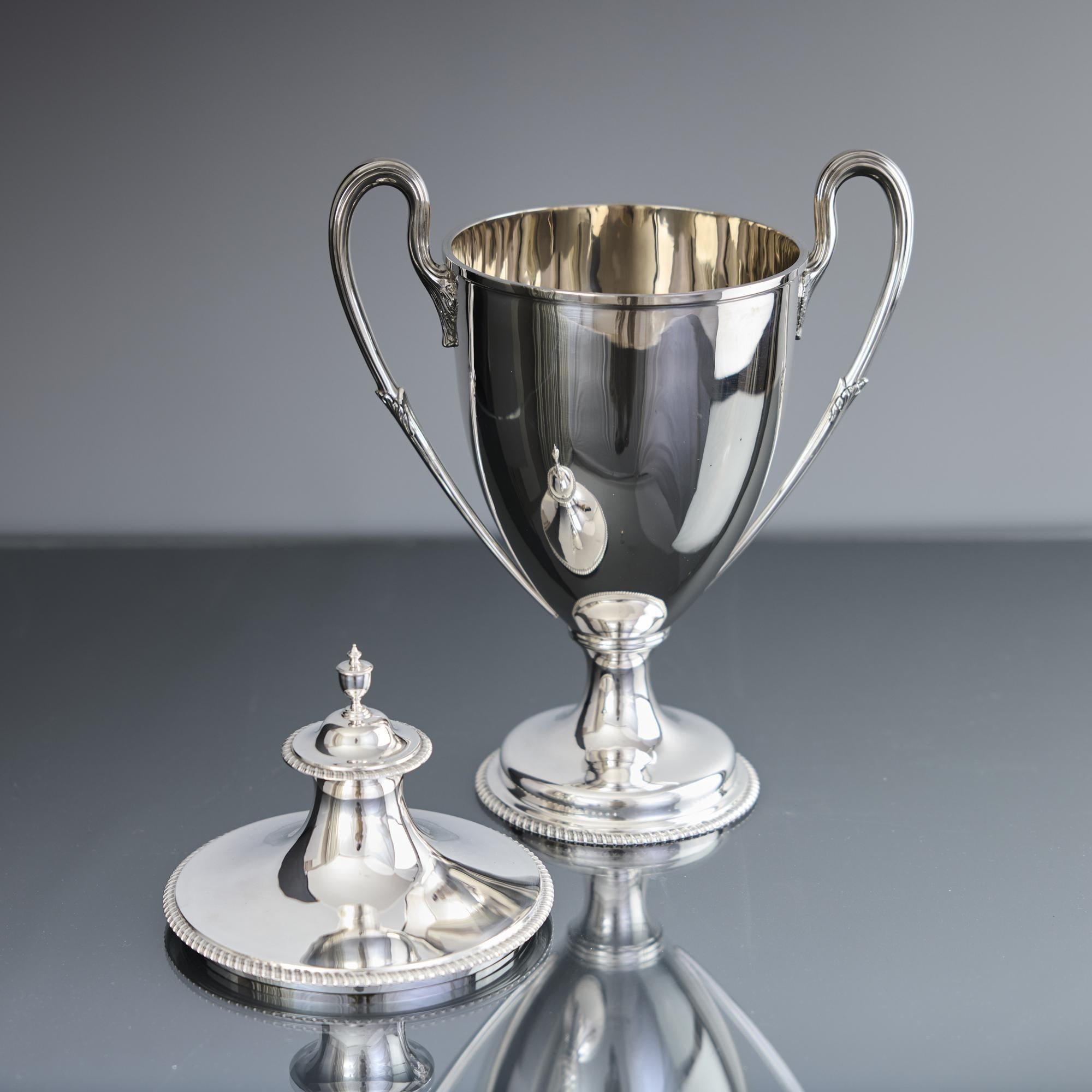 Two-handled antique silver trophy cup & cover In Good Condition For Sale In London, GB