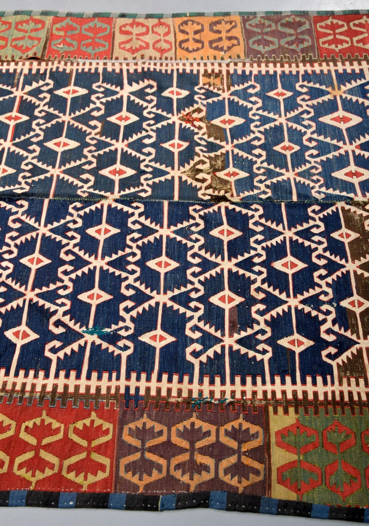 Künstler/Designer; Hersteller: siehe zusätzliche Informationen/Beschreibung
Markierung(en); Anmerkungen: Mezzanine Gallery (Metropolitan Museum of Art, New York) Tag; Anfang 20.
Herkunftsland; MATERIALIEN: Türkei; antike Fasern
Abmessungen (H, B,