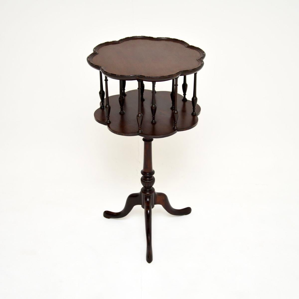 Une magnifique table d'appoint pour cage à oiseaux, ancienne et de grande qualité. Fabriqué en Angleterre, il date d'environ la période 1900-1910.

Il est très bien fait, avec un plateau à deux niveaux joliment formé. Il est parfait pour ranger des