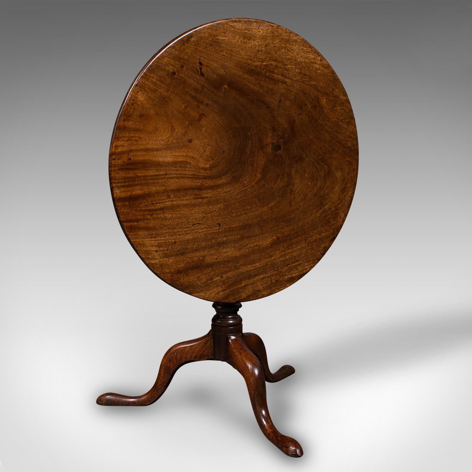 This is an antique occasional table. An English, mahogany tilt-top table with birdcage mount, dating to the Georgian period, circa 1800.

Presents beautifully with a versatile, fully articulated top
Displays a desirable aged patina and in good