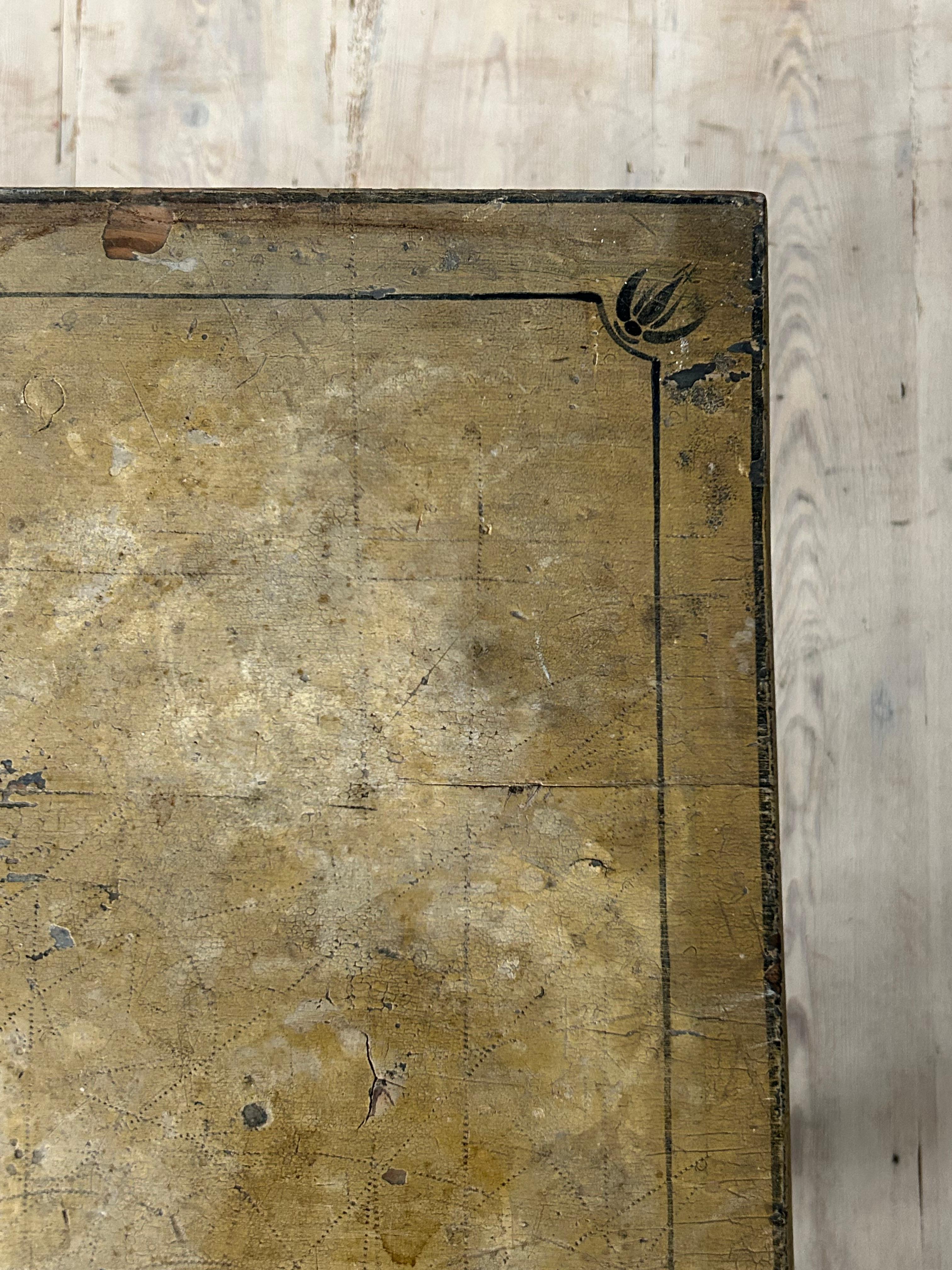 Antiker ockerfarbener bemalter Kieferntisch aus George III.-Periode, England, frühes 19. Jahrhundert im Angebot 4