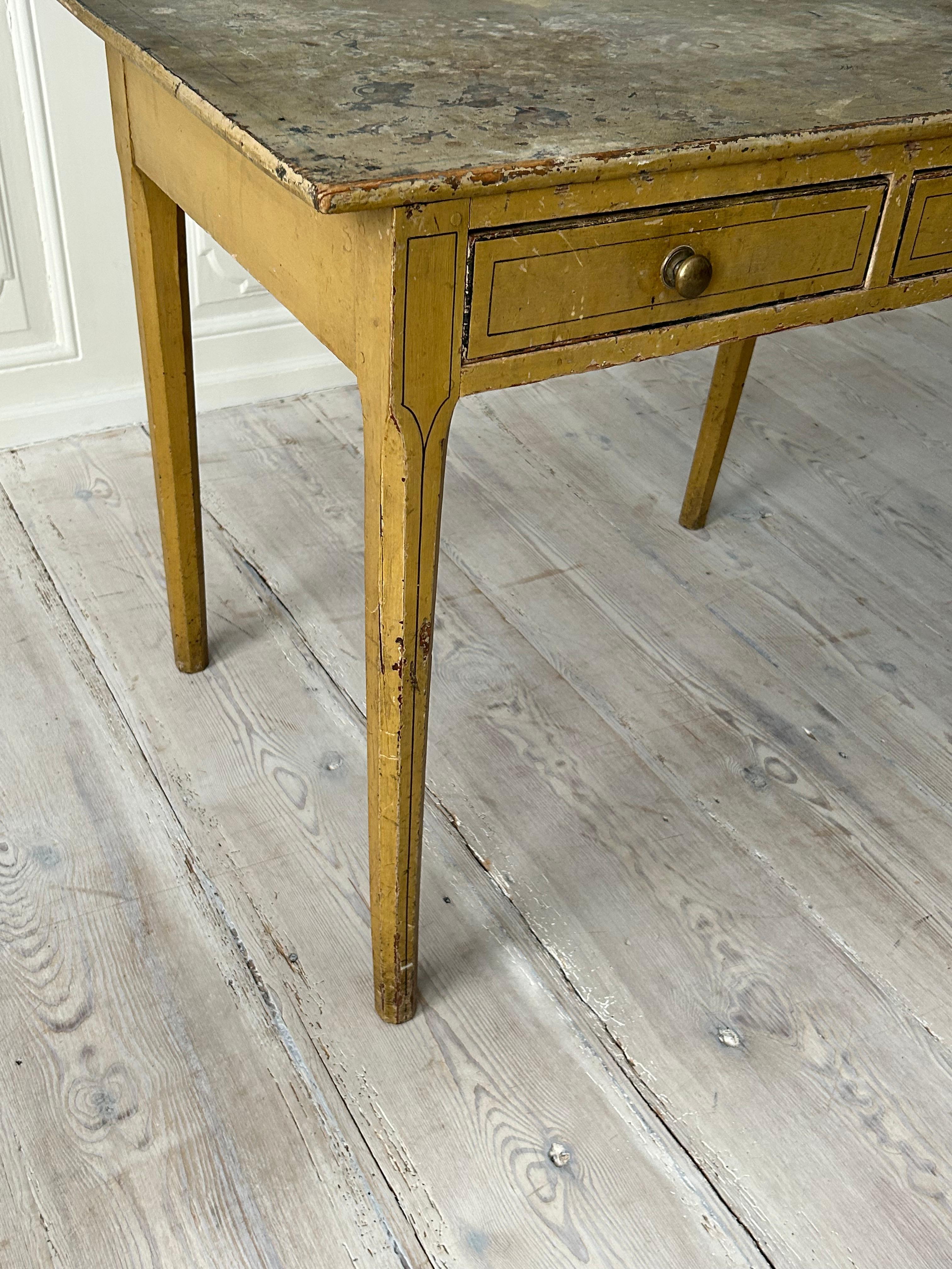 Ancienne table en pin George III peinte en ocre, Angleterre, début du 19ème siècle Bon état - En vente à Copenhagen K, DK