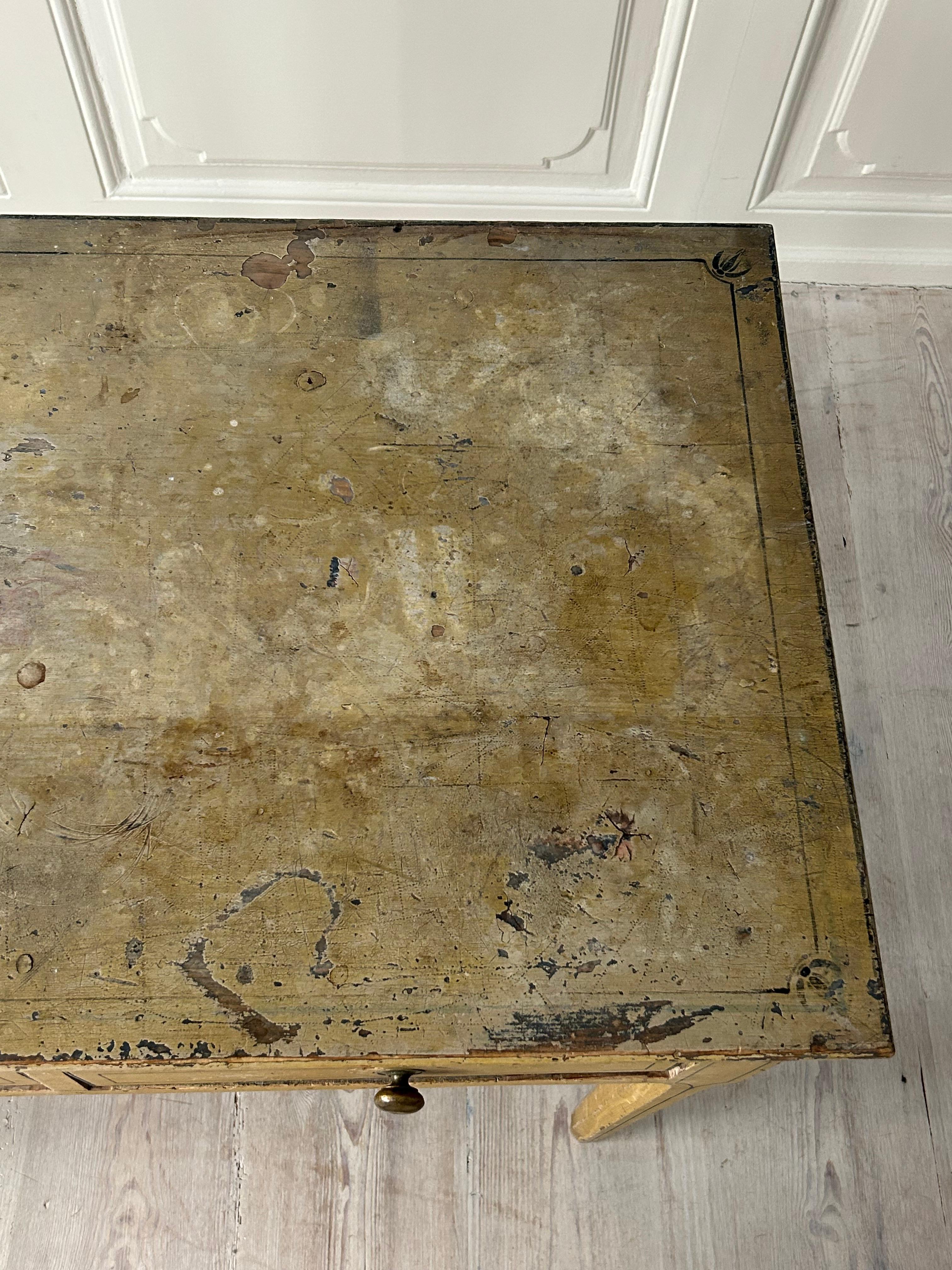 Antiker ockerfarbener bemalter Kieferntisch aus George III.-Periode, England, frühes 19. Jahrhundert im Angebot 3