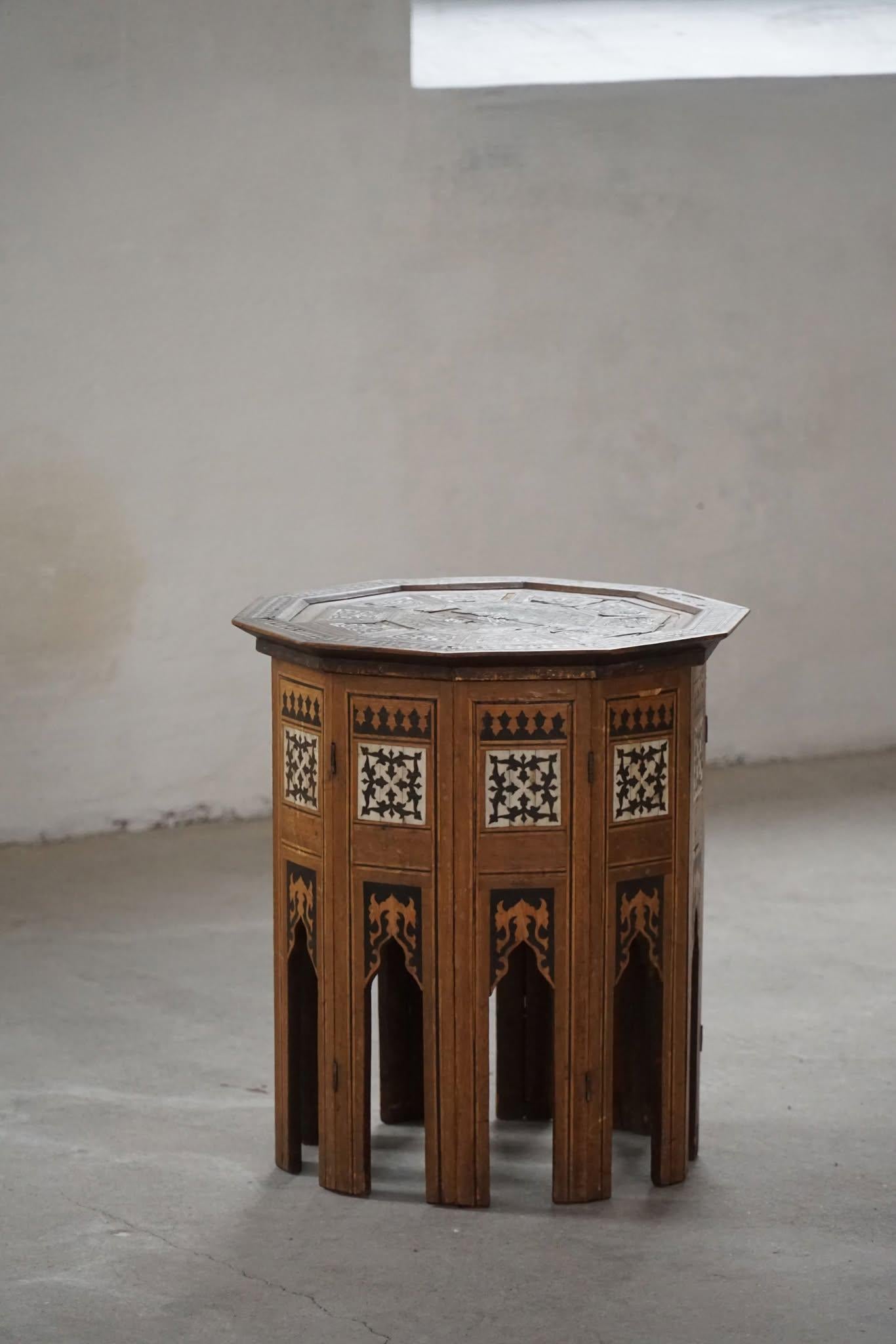 Cette table d'appoint ancienne de forme octogonale, fabriquée en chêne, présente une incrustation de nacre exquise et date de l'Empire ottoman du XIXe siècle. Fabriqué en Turquie, il met en valeur l'artisanat traditionnel avec des motifs