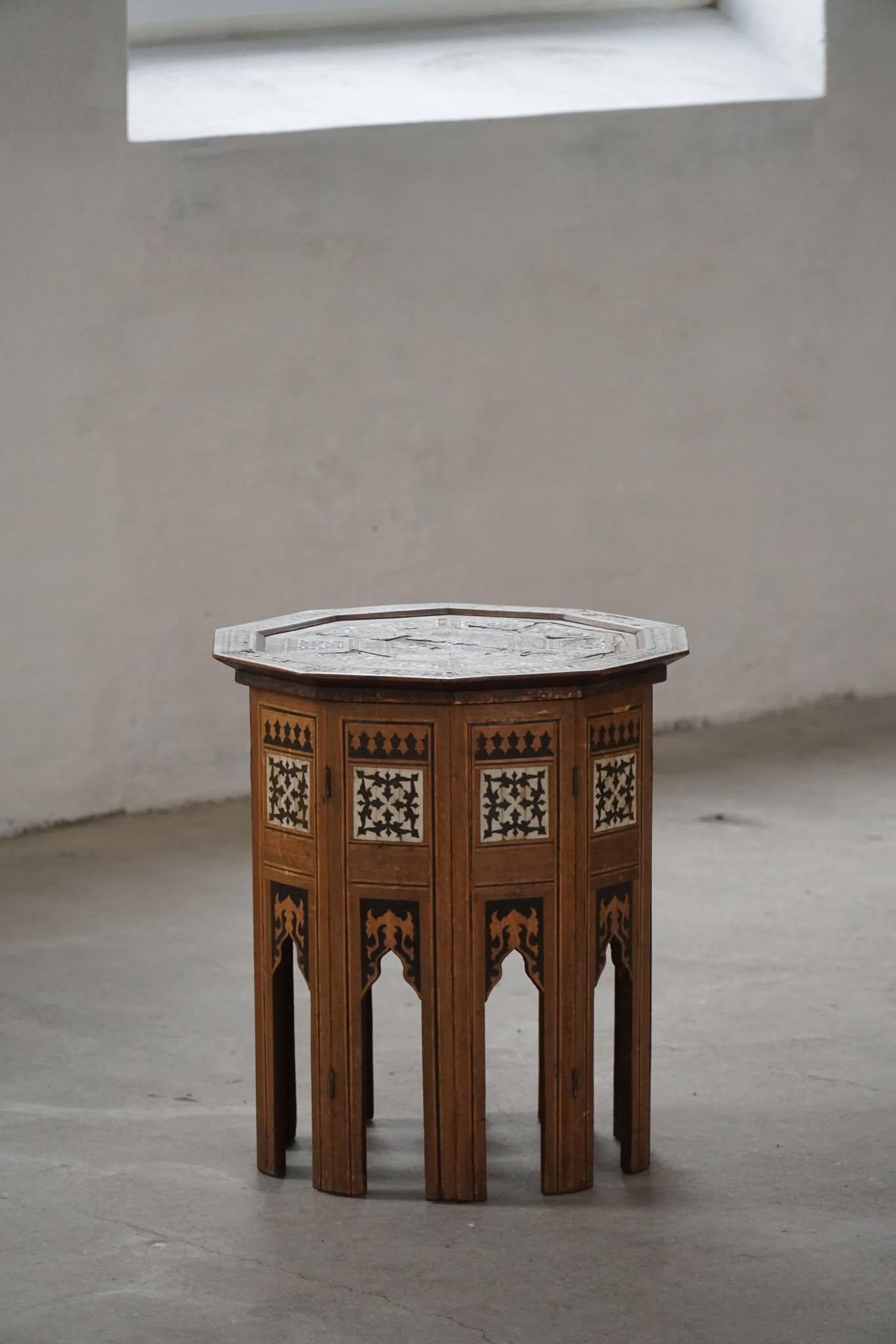 XIXe siècle Ancienne table d'appoint octogonale en chêne et incrustation de nacre, Empire ottoman en vente