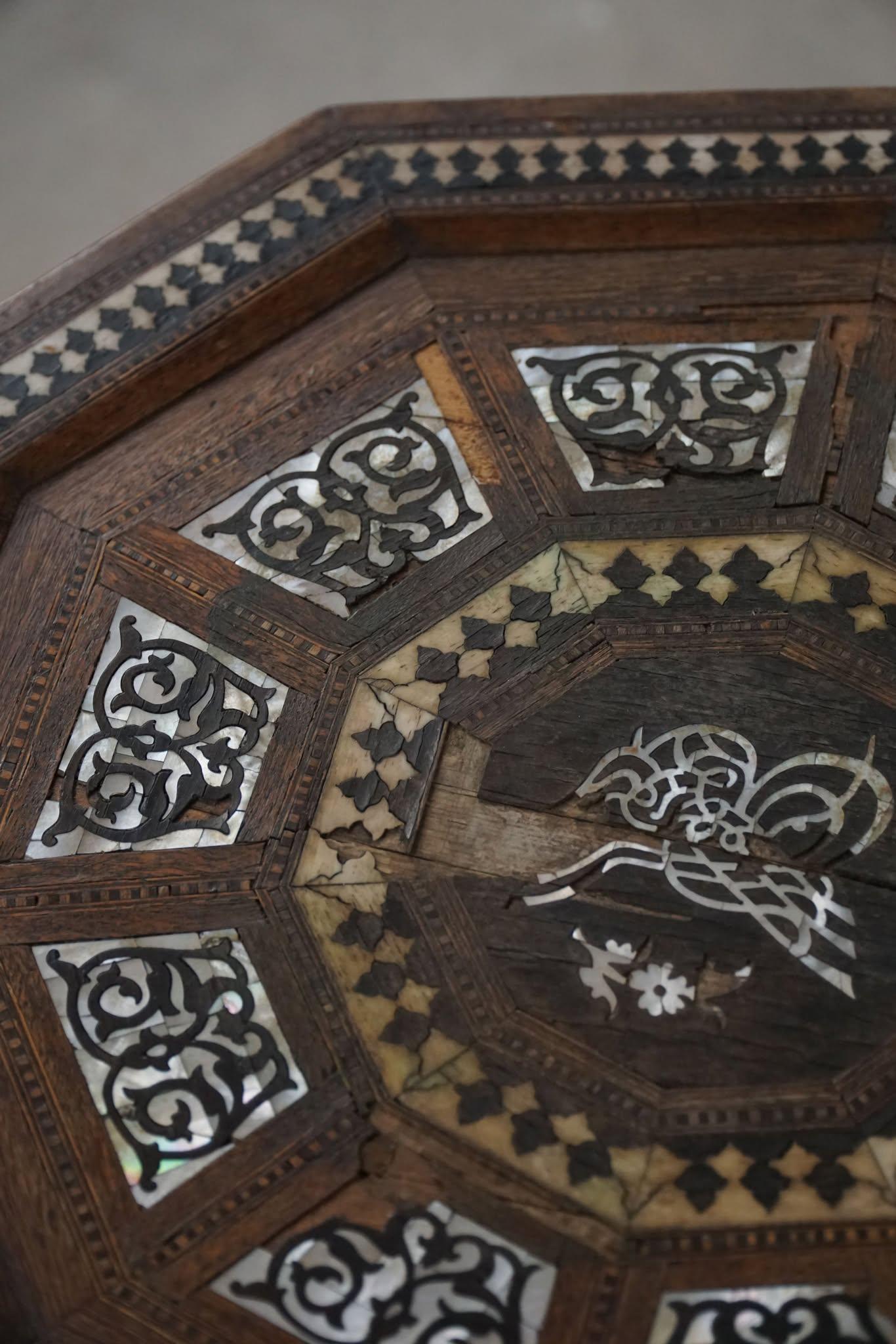 Chêne Ancienne table d'appoint octogonale en chêne et incrustation de nacre, Empire ottoman en vente