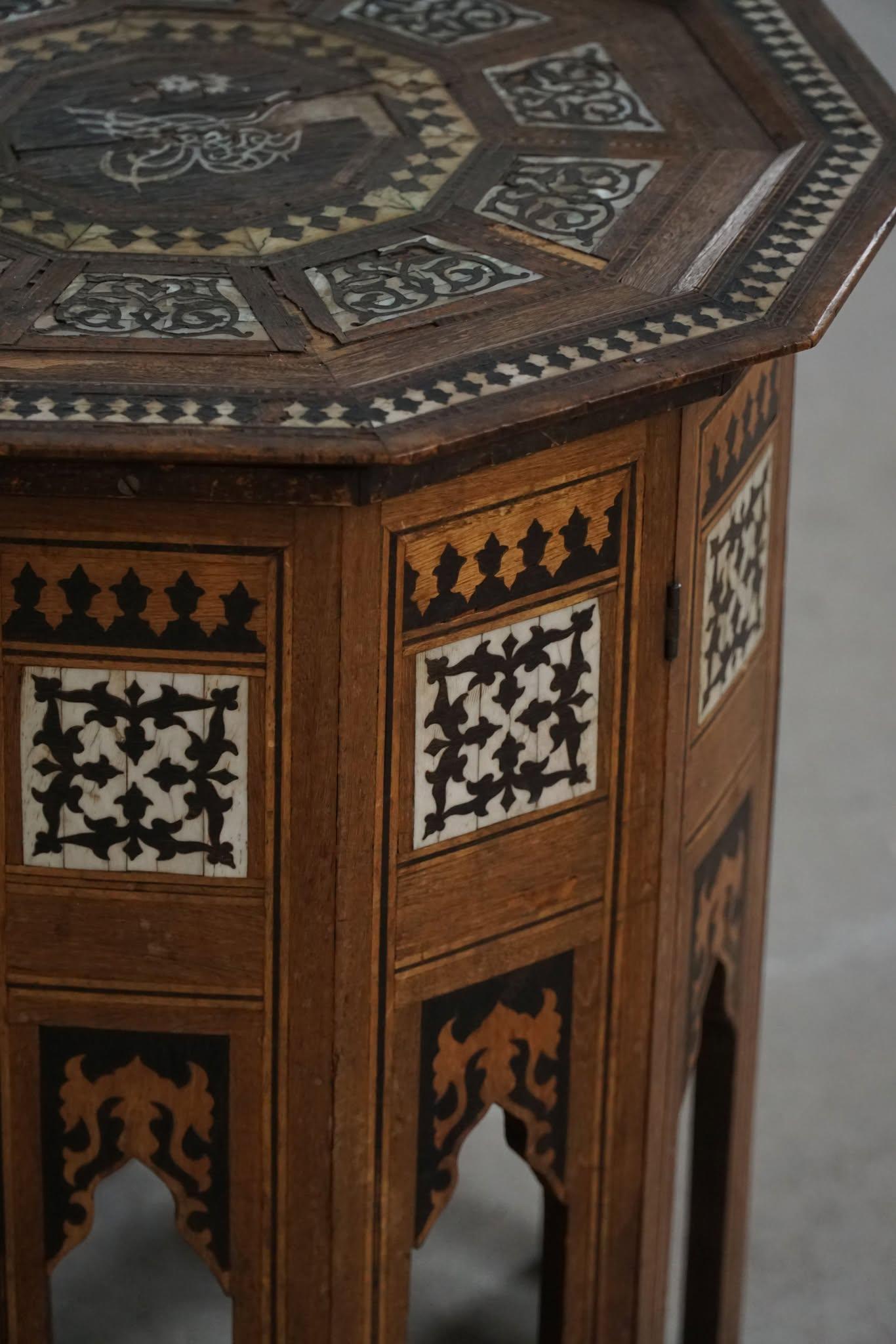 Ancienne table d'appoint octogonale en chêne et incrustation de nacre, Empire ottoman en vente 1