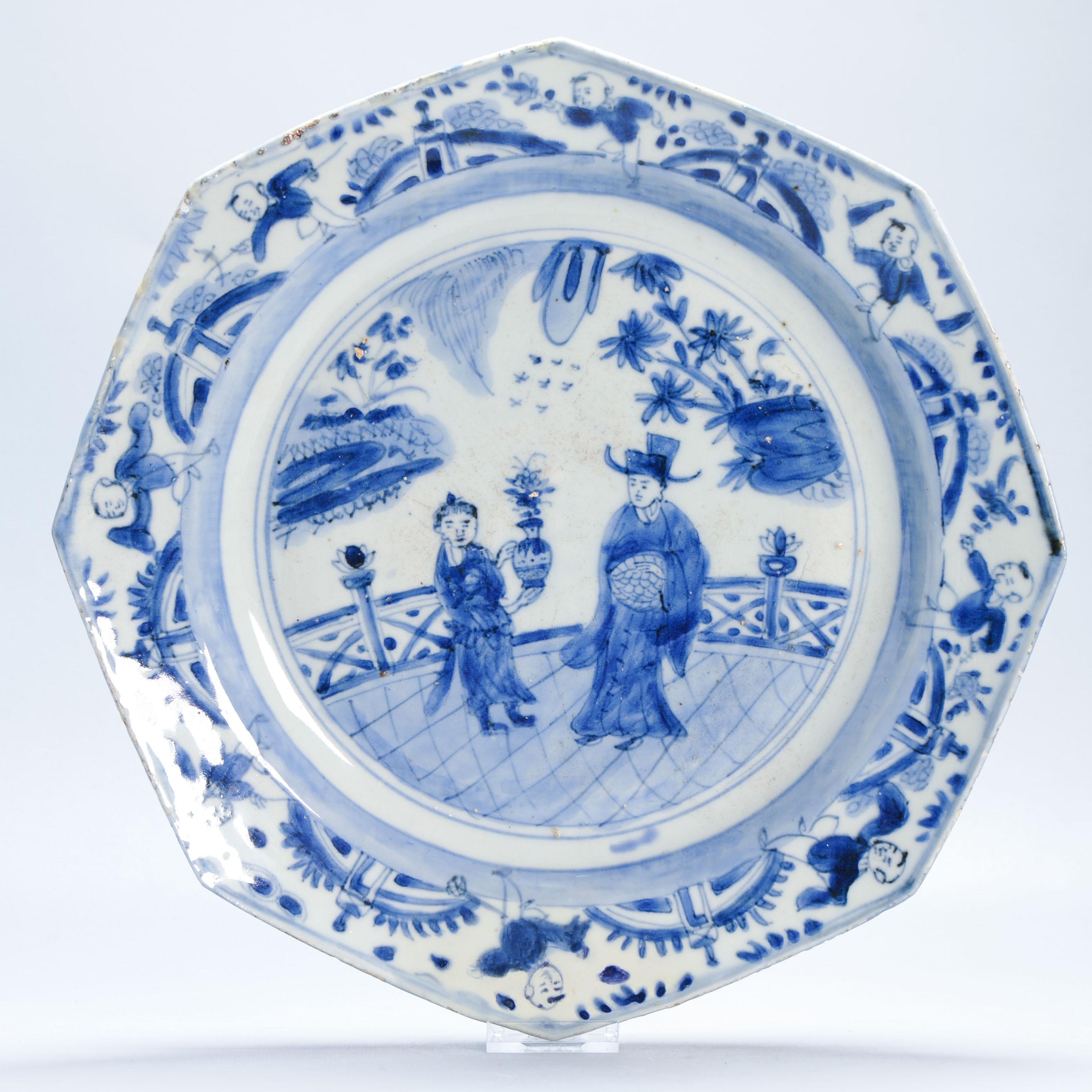 OCTAGONAL BLUE-AND-WHITE DISH WANLI / TIANOI. C.1610-1625
The dish has a flat centre, a small cavetto and a broad eight-sided flange. The shallow unglazed footring has been trimmed with a knife, but it still has grit in places, on one side of the