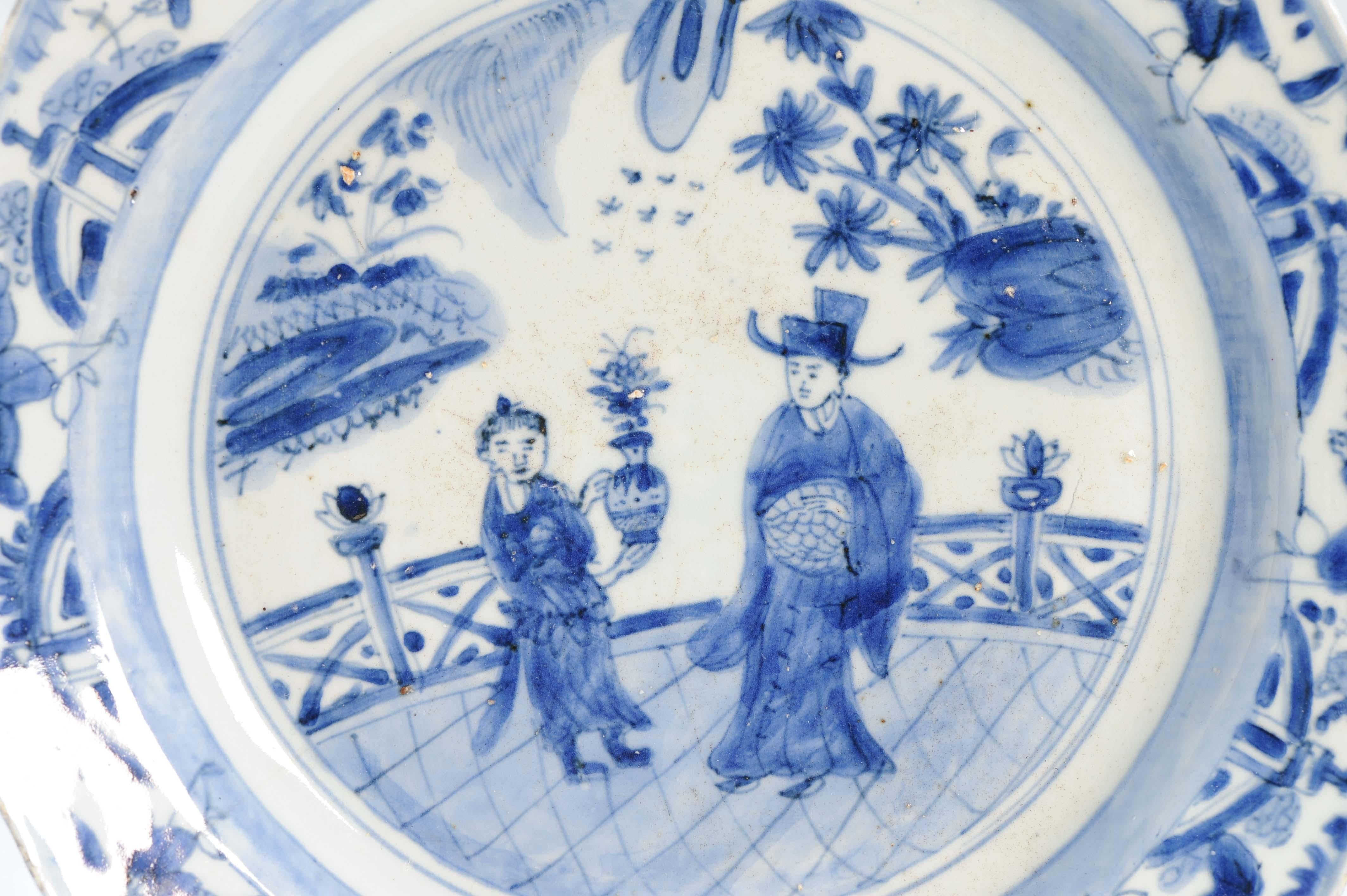 Antique Octagonal Blue and White Dish Wanli Tianqi Chinese Porcelain Figural In Good Condition For Sale In Amsterdam, Noord Holland