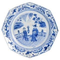 Antico piatto ottagonale bianco e blu Wanli Tianqi in porcellana cinese figurato