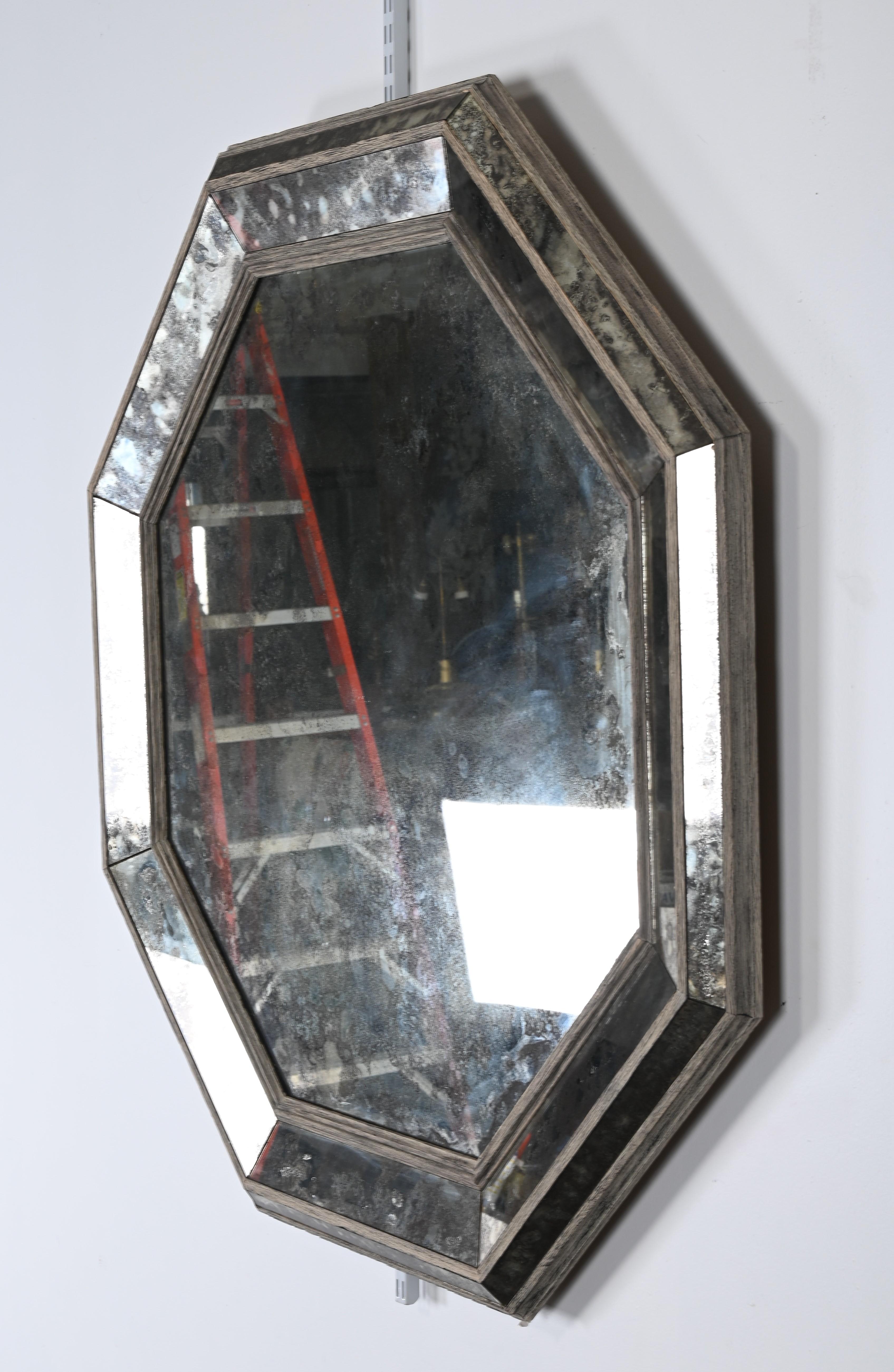 Antique Octagonal Mirror by Niermann Weeks, 20th Century In Good Condition In Hamburg, PA