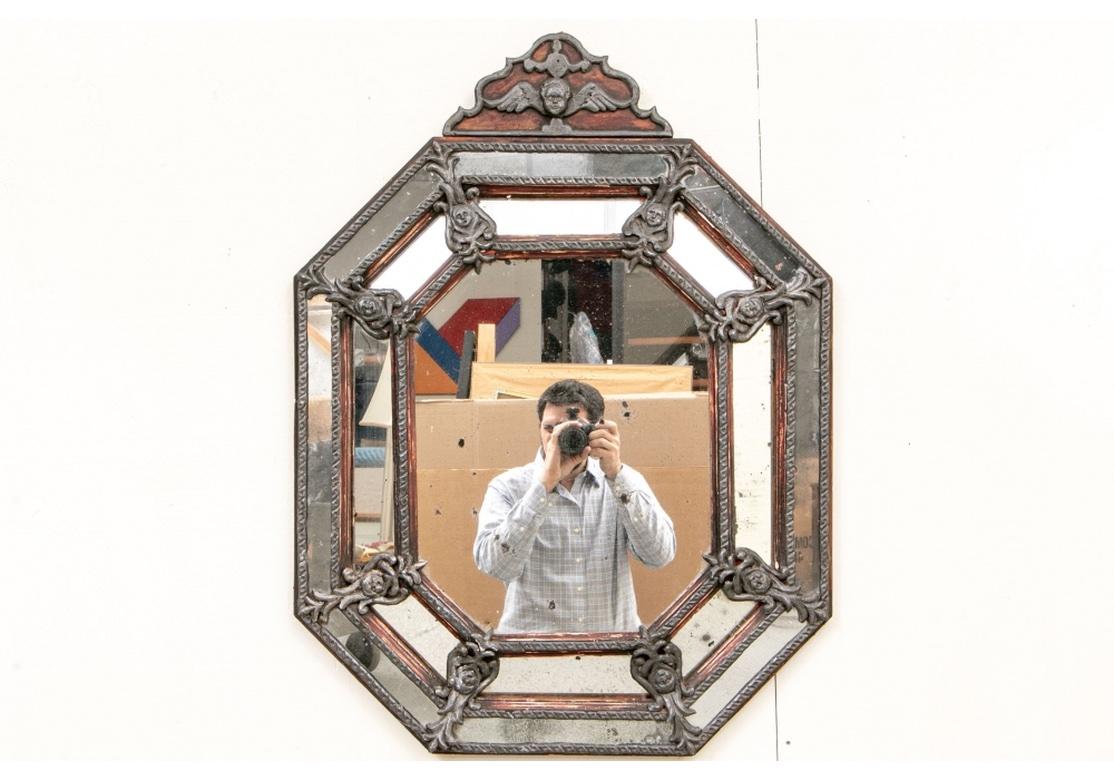 Antique miroir octogonal avec décoration d'anges ailés État moyen - En vente à Bridgeport, CT