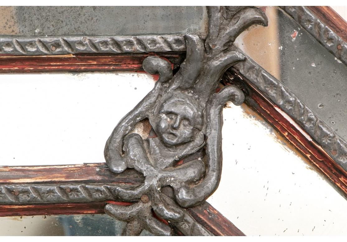 Métal Miroir octogonal ancien décoré d'un ange ailé en vente