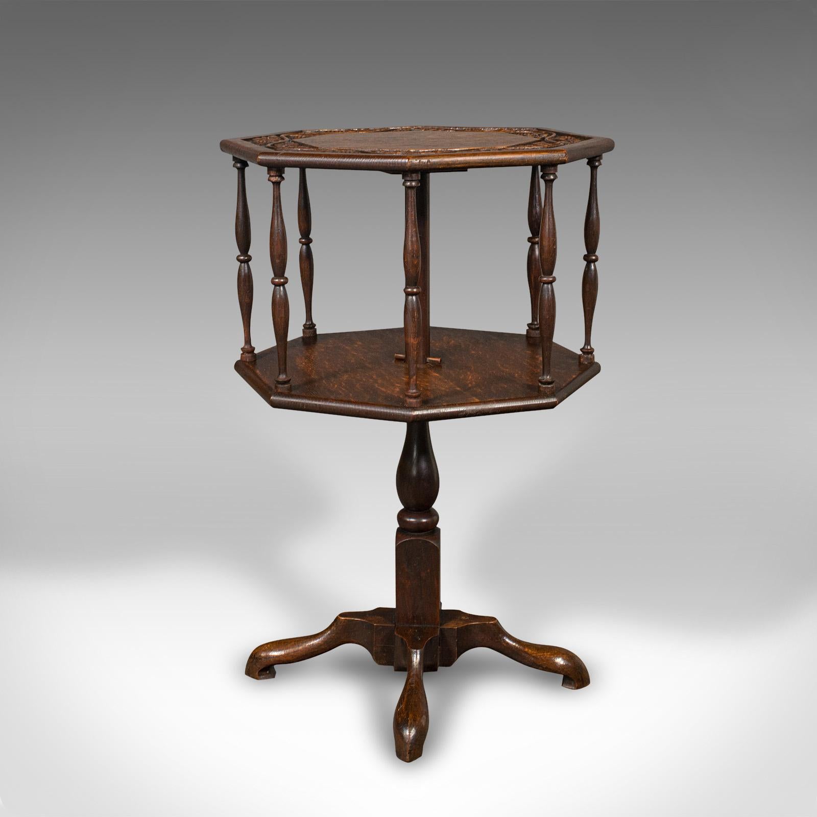 Britannique Ancienne table d'appoint octogonale victorienne en chêne, étagère à livres, Arts & Crafts en vente