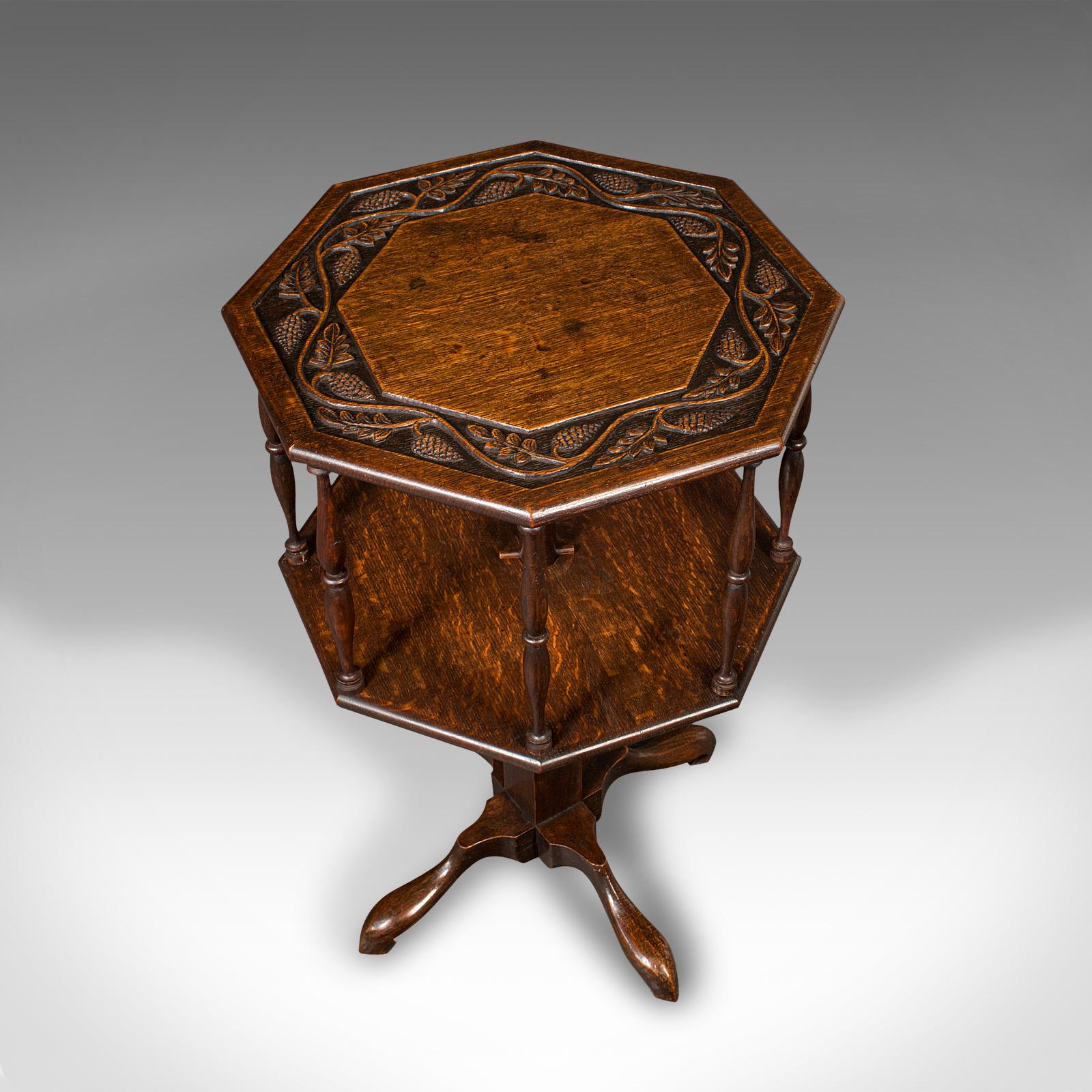 XIXe siècle Ancienne table d'appoint octogonale victorienne en chêne, étagère à livres, Arts & Crafts en vente