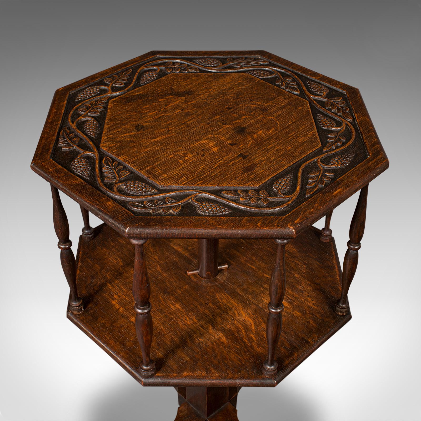 Chêne Ancienne table d'appoint octogonale victorienne en chêne, étagère à livres, Arts & Crafts en vente