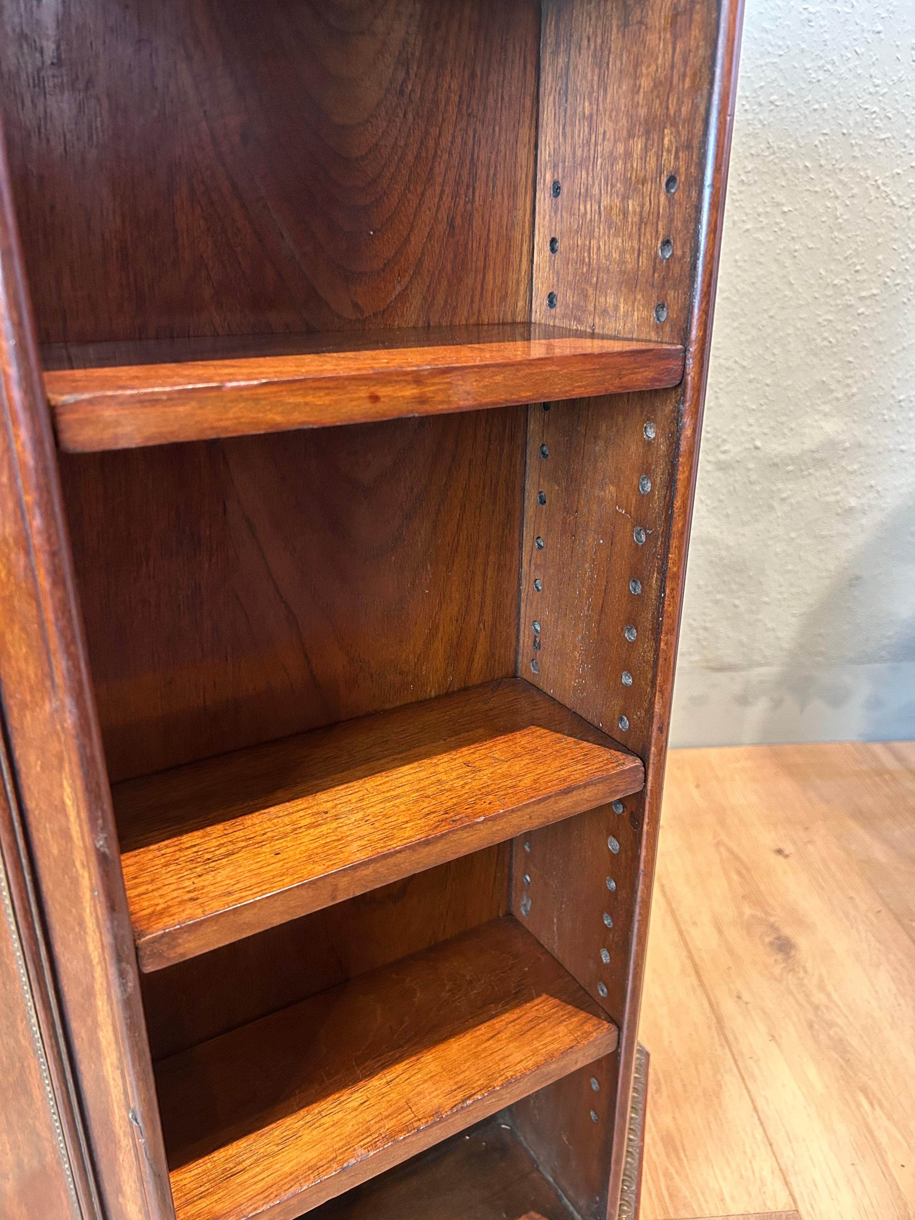 Bibliothèque octogonale ouverte sur pied en bois de partridge ancienne en vente 2